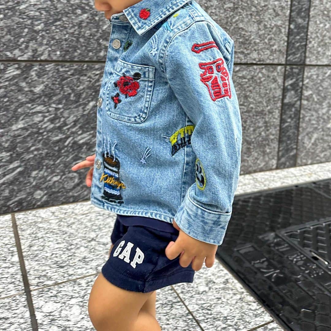 のインスタグラム：「彼氏とデート👶🏻🩷 おにゅーのお洋服着せた瞬間の　キュンってなるのって何歳まで続くんだろう？一生きゅんなのかな？🤣🩷笑」