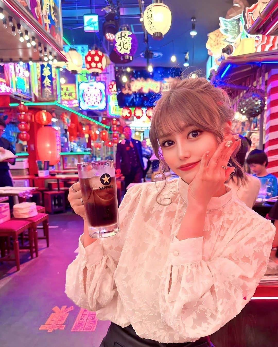 志崎ひなたのインスタグラム：「はじめての歌舞伎町タワー🖤 陰キャだから人の勢いに圧倒されてた😂  #キャバ嬢#歌舞伎町キャバ嬢#歌舞伎町キャバクラ#歌舞伎町#歌舞伎町タワー」