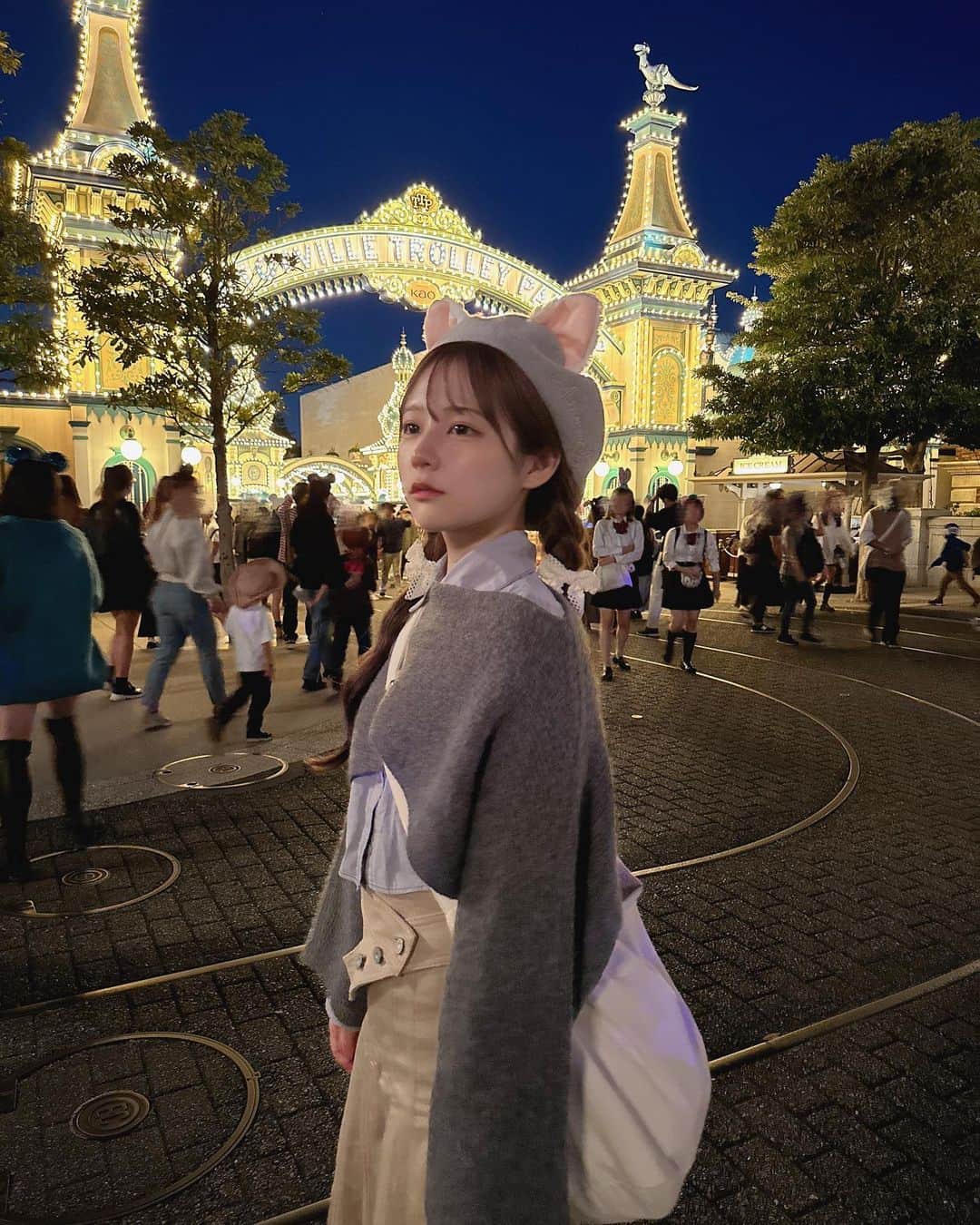 栞麗のインスタグラム：「この日のお洋服たくさん聞かれたからタグ付けといたよお☺︎ バックはどこで買ったか忘れてしまったごめんね（ ; ; ）   #ジェラトーニコーデ  #ジェラトーニ  #ディズニーシー」