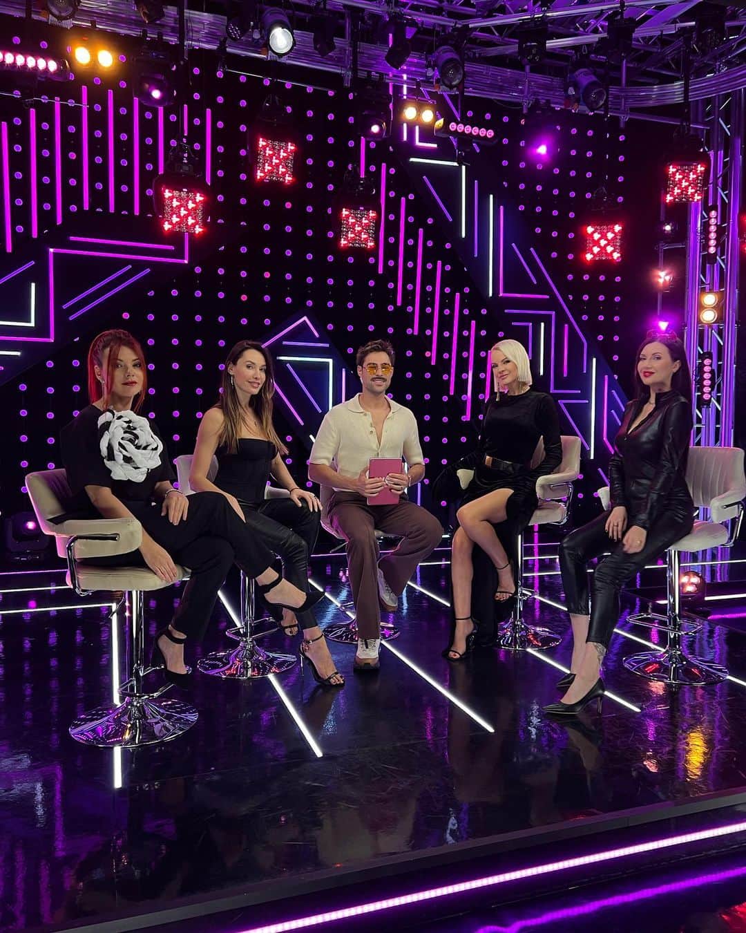 RU.TVのインスタグラム：「Второй час нашего звёздного «СТОЛА ЗАКАЗОВ» в самом разгаре!   В гостях у Ивана Чуйкова группа «Тутси»🌟  Скорее пишите ваши вопросы, самые интересные обязательно зачитаем 💌  За образ ведущего благодарим @whoiam_shop」