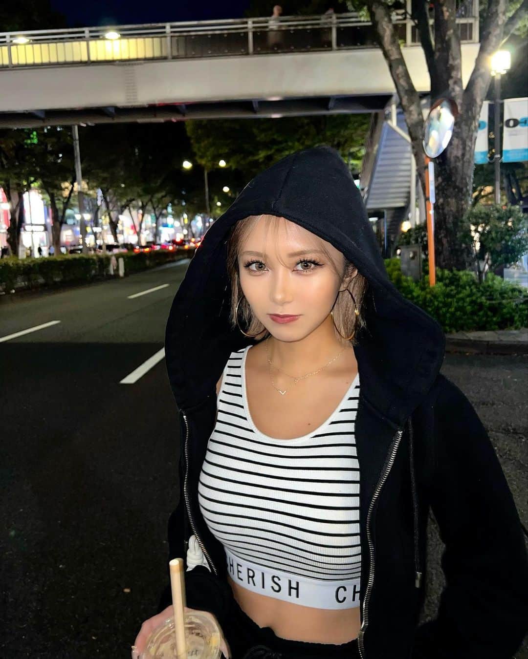 れいたぴのインスタグラム：「❤︎ ラフ着で友達と東京散歩最高だよねっ お洋服は大好きしぇりちゃん💗」