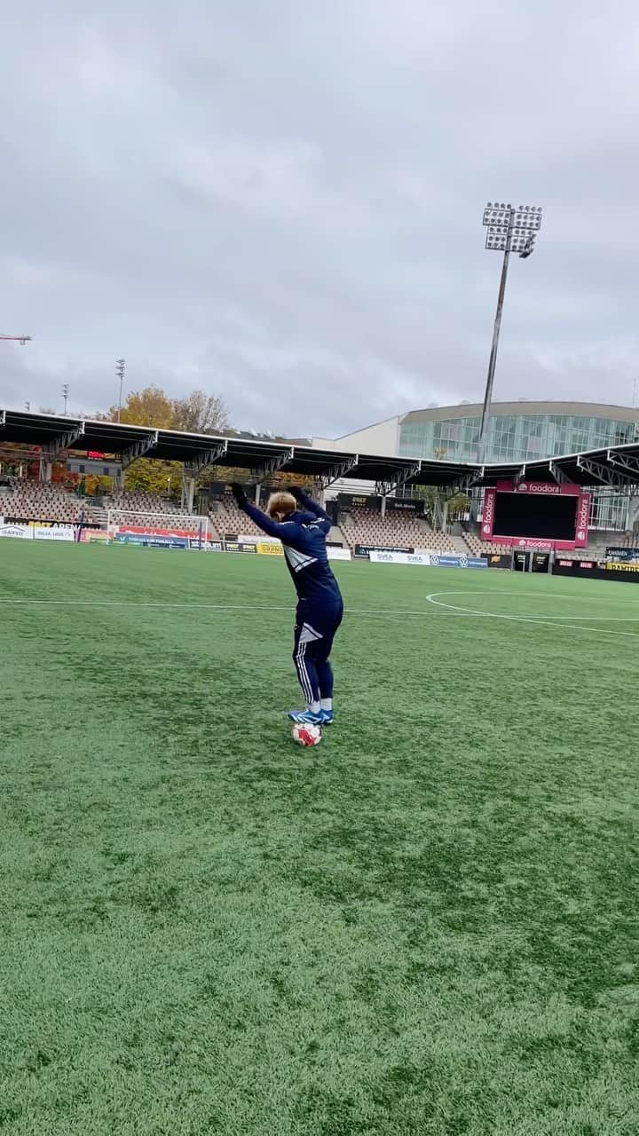 田中亜土夢のインスタグラム：「Trick of the day 🪄🎩➰⚽️ with @alexramula  #footballskills#footballtricks#football#jalkapallo#Finland#hjkhelsinki#onvainyksiklubi」