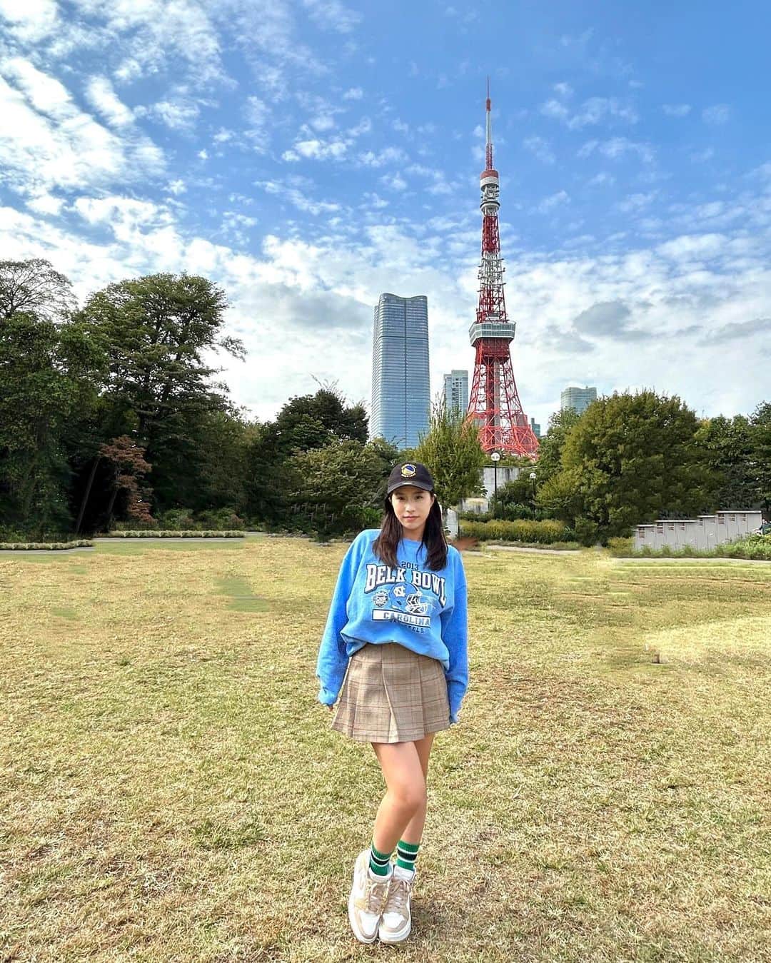 七海あやかさんのインスタグラム写真 - (七海あやかInstagram)「. 食い意地だけはすんごいんだよねえ🍔  #ピクニック　#芝公園」10月19日 20時19分 - aya_tsukishima