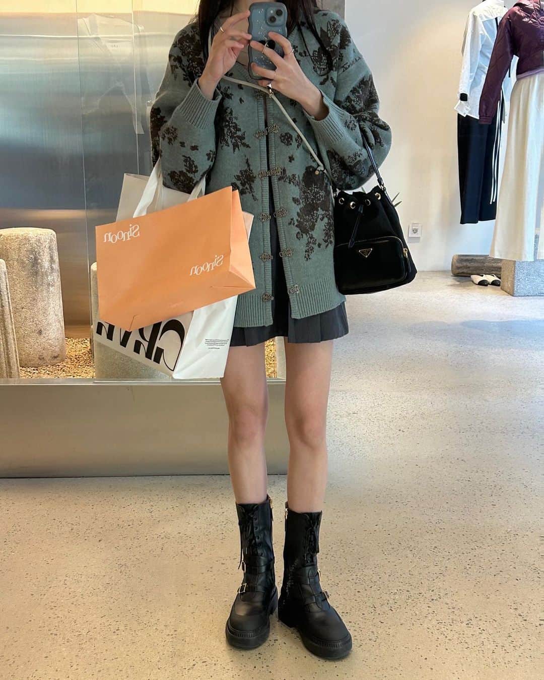 村田倫子さんのインスタグラム写真 - (村田倫子Instagram)「2日目🇰🇷ಇ  お買い物メイン。  狎鴎亭、聖水付近をお散歩しました。 好きなブランドたくさん巡れた✌︎  巡ったSHOPは 別でまとめてポストします･ᴗ･  日本より涼しいので idemのお気に入りカーディガンを 早めに着れて嬉しい〜。  #韓国旅行 #狎鴎亭 #聖水洞 #idem_idea #성수동」10月19日 20時20分 - rinco1023