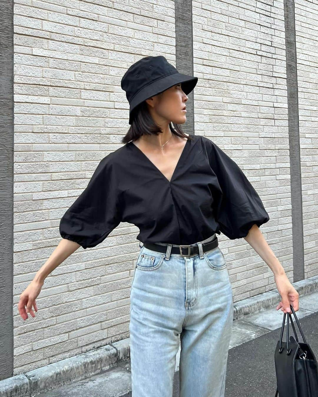 ALISA MATSUMURAさんのインスタグラム写真 - (ALISA MATSUMURAInstagram)「Style:) keep it simple…😎 . 😀……9月のわたし😇‼︎‼︎ （下書きで忘れてた🥲） . topsはミニワンピースなんだけどミニすぎたから topsにしてます👌 3枚目デニムの色が好きだから フィルターなし👖 . 秋の暖かさ結構好き😌✨ . 📸　@sowelu_ 💛 . #シンプル#デニムコーデ#髪を伸ばし中#デニム#NIKE#スニーカーコーデ#す」10月19日 20時20分 - alisa_raw