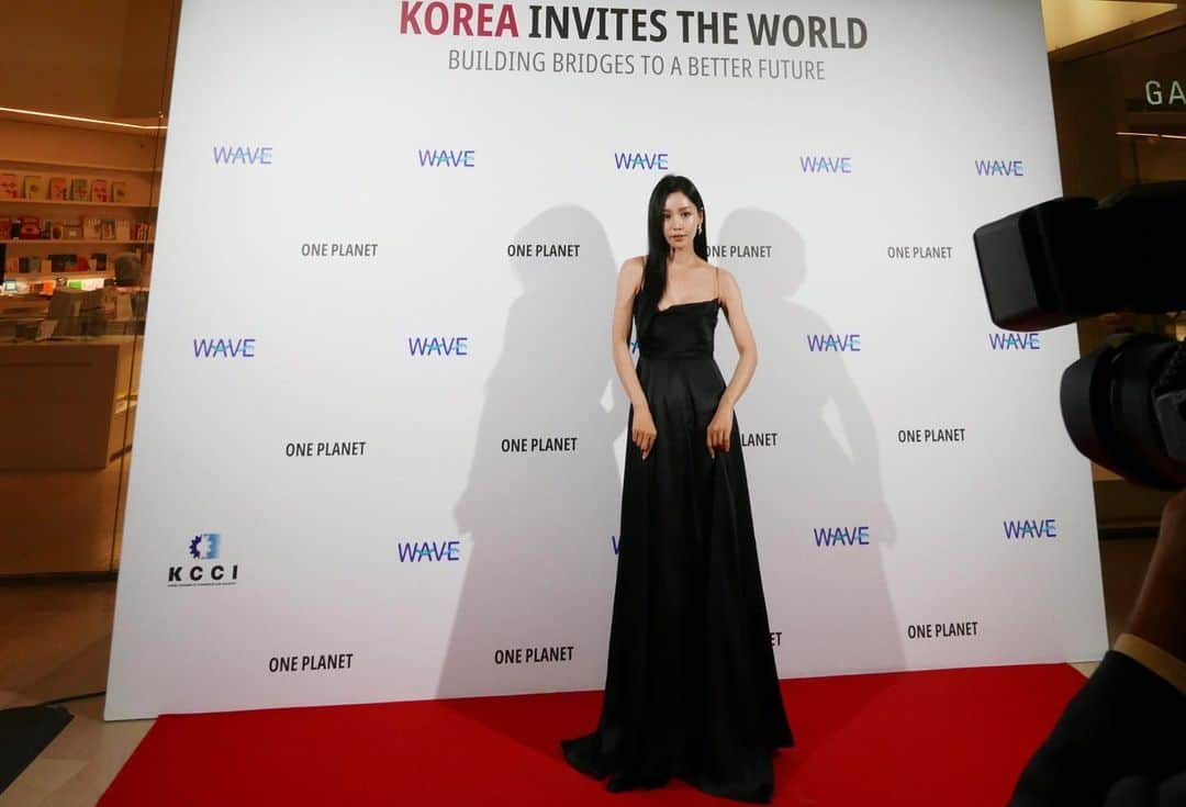 ナム・ギュリのインスタグラム：「Paris  red carpet🌹✨⭐️」