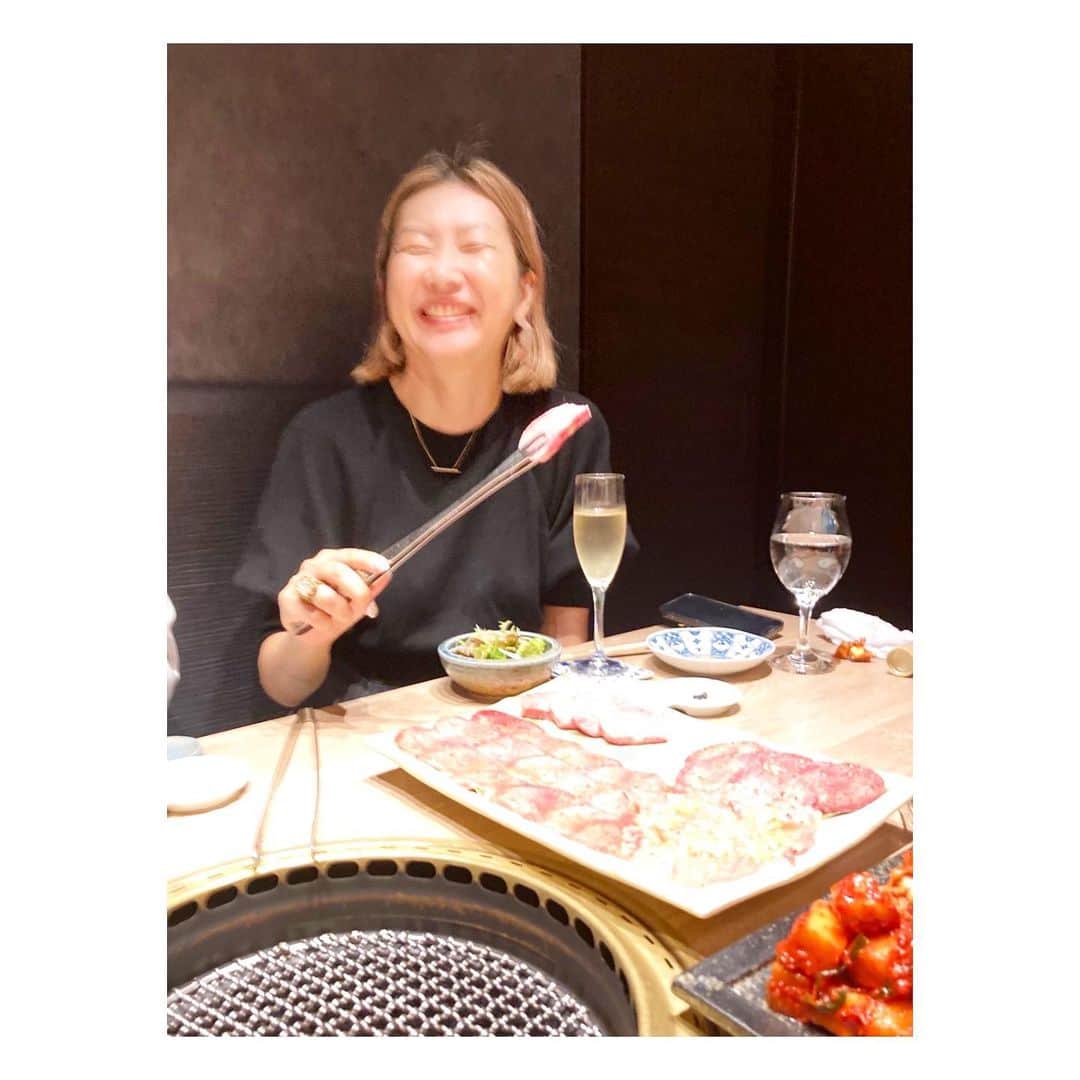 阿部洋子のインスタグラム：「𓌉𓇋 ‎🥩𓌉𓇋 ‎  きのうは先輩たちのお誕生会- ̗̀ 🎂 ̖́-  たらふくお肉を食べたよー！  いつもは、焼かないあたすが、 数年ぶりに焼いてみたよー！ けど案の定、焼いてたのは最初だけ😝 網に乗っけて、 あとは食べるのに集中！  お肉、元気出るわー🤩  かずえさんエリーさん、お誕生日おめでとう🎉  #お誕生会  #焼肉  #よいん   ♬*ﾟきゃぜ♡」