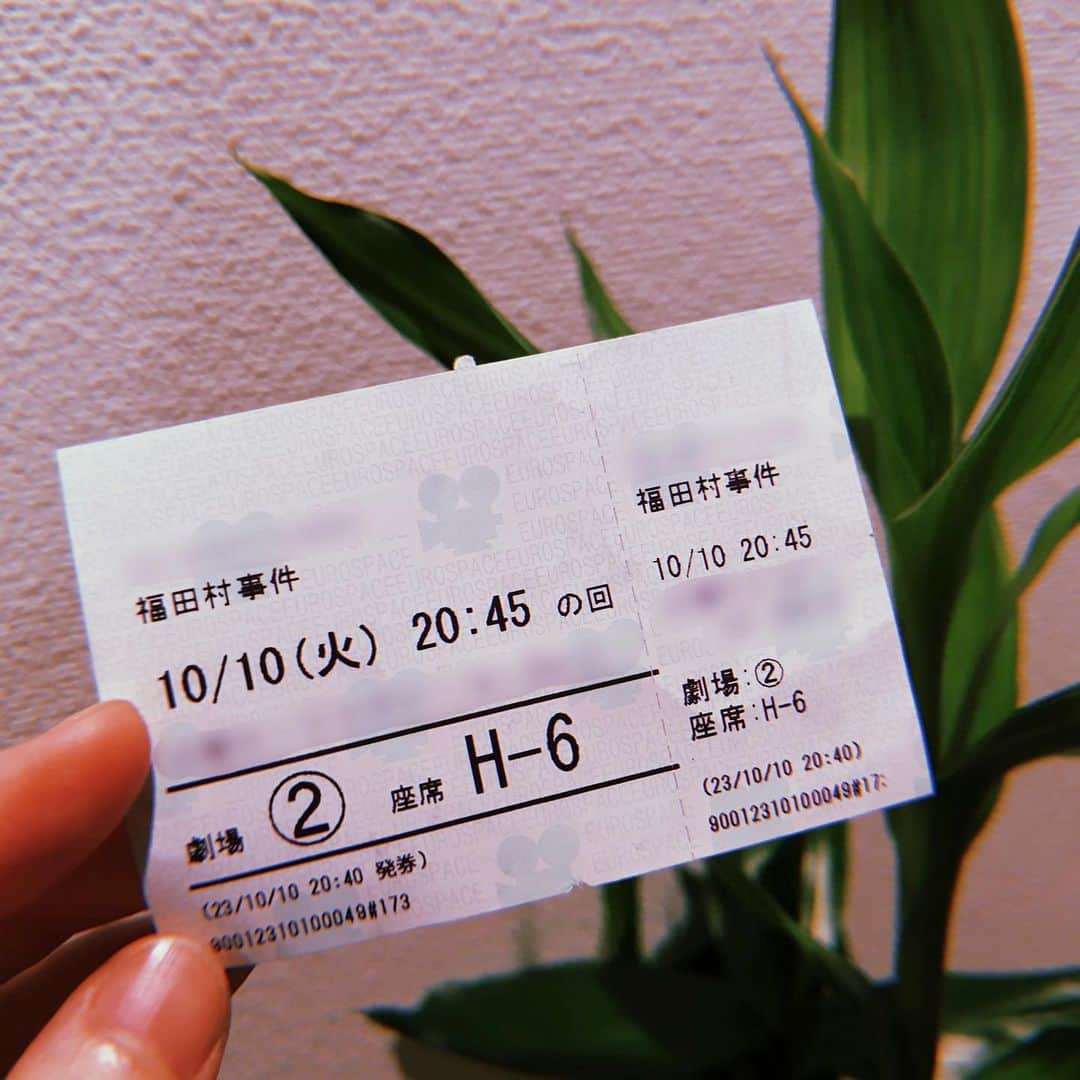 鈴木芳奈さんのインスタグラム写真 - (鈴木芳奈Instagram)「🎬 #かんな録 ▶︎映画『福田村事件』／森達也監督  お恥ずかしながら、この「福田村事件」という事実を私は知らなかった。 俳優仲間の皆さんが、この映画の感想を公開直後につぶやいていたのを度々観ていたので、気になっていた作品である。  公開終盤になってしまったが、私も映画館で鑑賞した。  長年ドキュメンタリーを撮られてきて、初の劇映画だという森達也監督作品。 物静かに、でも起こった事実を物語として淡々と、繊細な心の機微も交えながら展開されていく。  あっという間の130分。  「正義」とはなにか。 じゃあ、どうすればよかったのか。 その場を、その瞬間に、誰かが、どうにかできたのか。 自分の価値観を信じれば信じるほど、正義感が溢れ、視野が狭くなっていく。 その「正義」同士のぶつかり合いで導かれてしまった結末は、嵐のように一瞬にして過ぎ去り、 思い込みの怖さを残していった。 でも、皆、必死だったのだろう。  真実なんて、この世にないのかもしれない。 世界中の人間の、一分一秒までもを記録してくれるものが生まれない限り、疑い続けたら、どこまでも疑える。  1923年の、今よりも情報なんぞ皆無のような時代に生きていたら、私はどうしていただろうか。  日本人として、観れてよかったと思える作品でした。」10月19日 20時22分 - tachibana_kanna