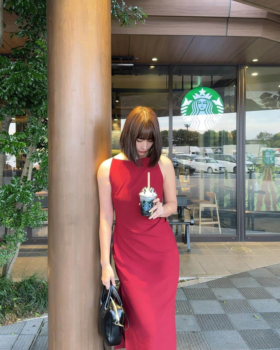 のインスタグラム：「やっと着れた❤️ 今日のために取っておいた素敵な @luxent_official ワンピース✨ もりやのサービスエリアで新作のboooスタバもゲットしてニンマリ☕️ 今日は @hole37.glamping のプライベートグランピングに来てます🫶」