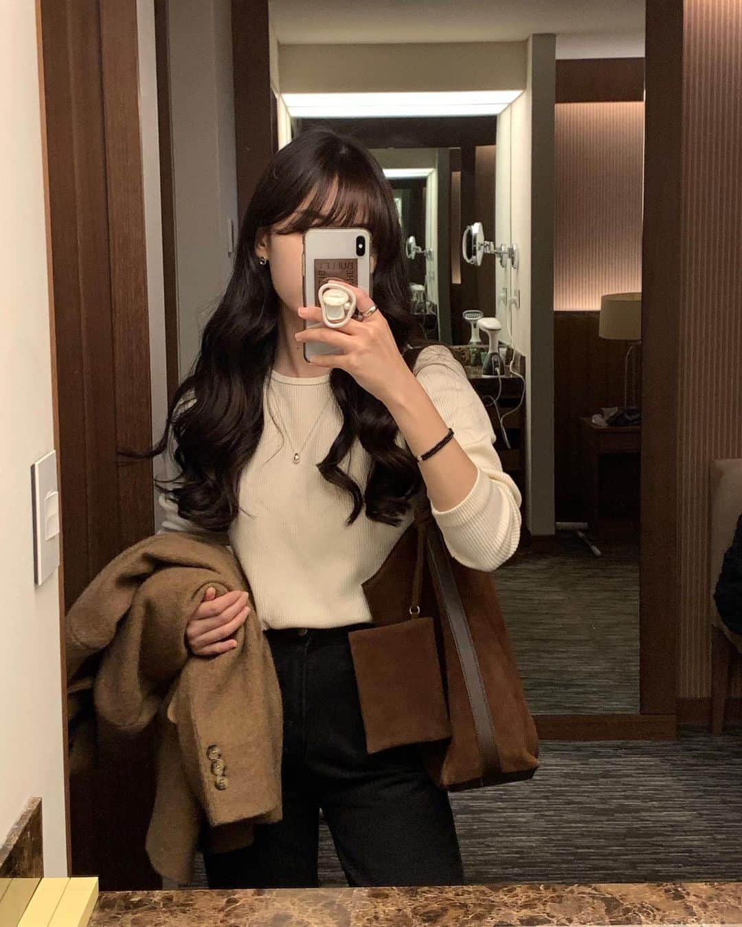 +82 경현のインスタグラム：「🍁🍂🧶🤎 #BITETHEBULLET#바잇더불렛  + 업데이트 현황은 @bitethebullet.co.kr 요 계정에서 확인가능하세요🧚🏻‍♀️  + 사진속의 코디는 댓글로 문의주시면 업데이트시 안내 다이렉트 보내드리고 있습니다🥳✨」