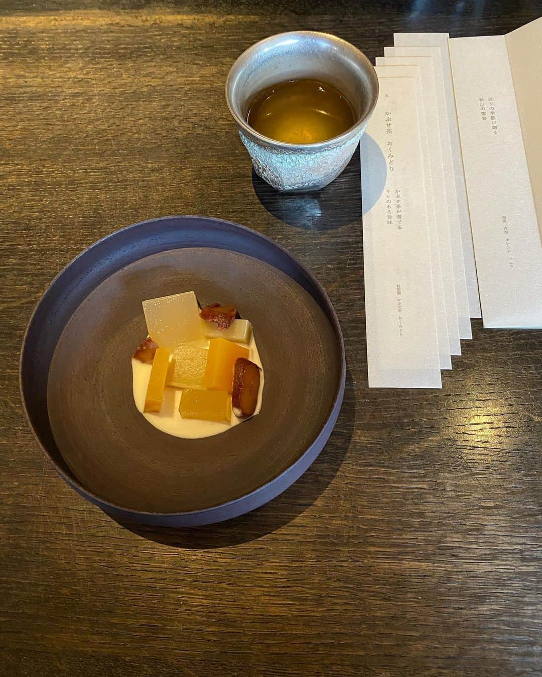 高橋美穂さんのインスタグラム写真 - (高橋美穂Instagram)「. オススメしていただいて行ってみたかったところへ。 神無月の茶菓懐石をいただきました🍡  素敵な空間で美しい和菓子と器にペアリングのお茶を🍵」10月19日 20時32分 - sleeping0mihoc
