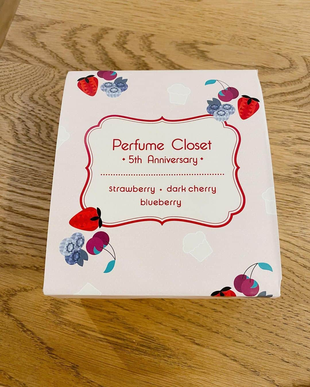 はなぼくろきなこさんのインスタグラム写真 - (はなぼくろきなこInstagram)「Perfume closet のPOP UP SHOP 横浜ランドマークタワーへ行ってきました🥰  今朝おともだちのぽんちゃんが連絡くれて、 え！わたしも行く！言うて、めずらしくフッ軽な感じで出かけました🌟  前に原宿のPOP UPに行った時はまさかの日程をちゃんと見てなくて、前日でSHOPが閉まってて😭 今回初めてちゃんとお店に行けました😌 試着も初めてできてうれしかった！ゆかちゃんが着てたやつめちゃ可愛いと思って着てみたらやっぱり可愛かった〜🥹  そしてちゃんとコラボメニューも食べれたし、お土産にコラボのマフィンも買って帰ってこれて、すごくたのしかったし、うれしかった〜🥹🍓  帰宅後に、ランダムでもらえたランチマットの写真を撮ってたら、きなが模様の線が気になったらしく手でなぞってました😂 そしてかわいく撮れるかな？と思ってSpinning Worldのぜんまいのキーリングをきなの近くで撮影しようとしてたらめっちゃ噛んできた〜🤗🤍  以上、日記でした🌼  #Perfumecloset #きなもな #はなきな #きなちょのおうちのもーにゃん  🍓🍓🍓 @perfumeclosetofficial  @a_chan.prfm_p000001  @kashiyuka.prfm_p000003  @nocchi.prfm_p000002  @prfm_official」10月19日 20時25分 - hanabokurokinako