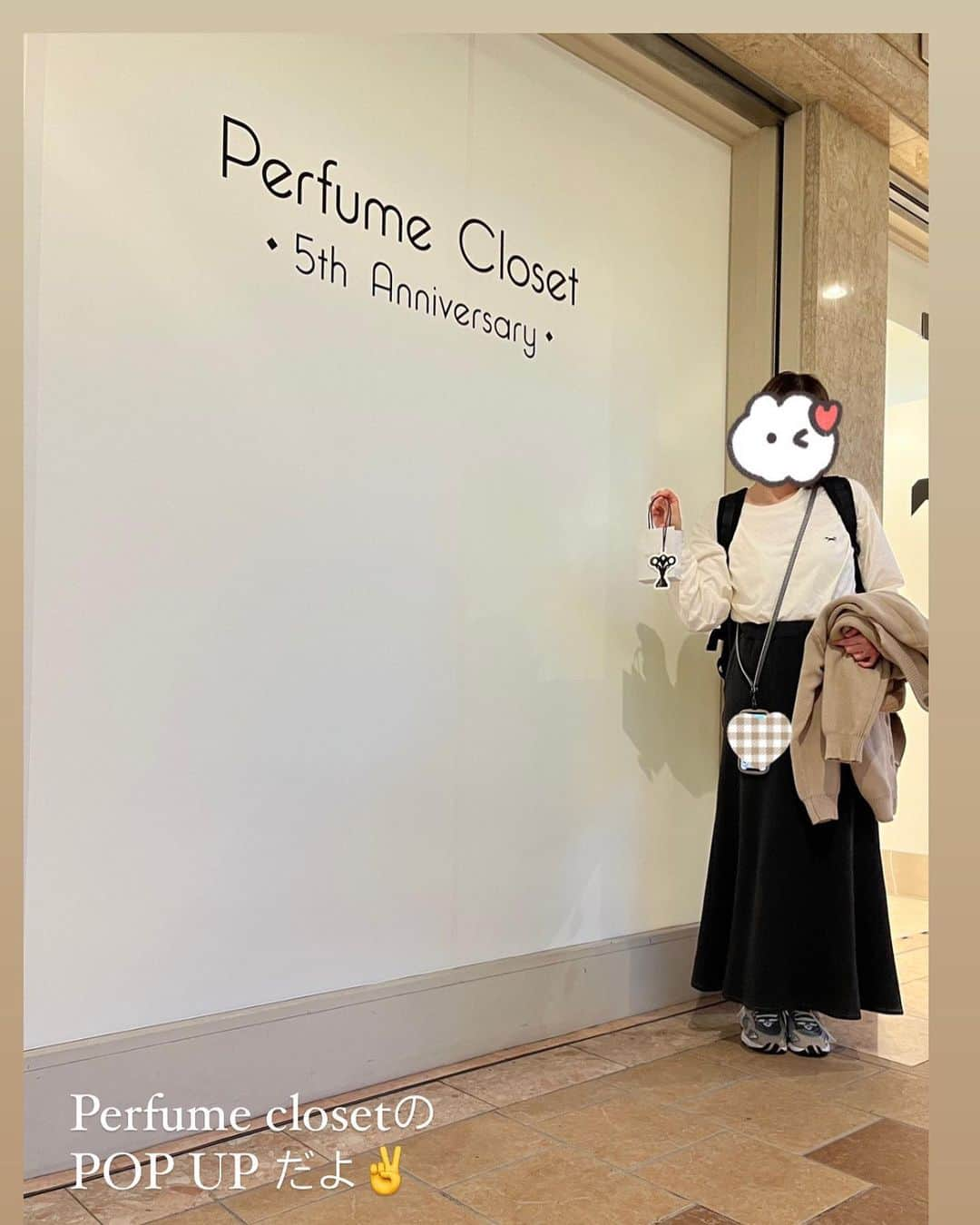 はなぼくろきなこさんのインスタグラム写真 - (はなぼくろきなこInstagram)「Perfume closet のPOP UP SHOP 横浜ランドマークタワーへ行ってきました🥰  今朝おともだちのぽんちゃんが連絡くれて、 え！わたしも行く！言うて、めずらしくフッ軽な感じで出かけました🌟  前に原宿のPOP UPに行った時はまさかの日程をちゃんと見てなくて、前日でSHOPが閉まってて😭 今回初めてちゃんとお店に行けました😌 試着も初めてできてうれしかった！ゆかちゃんが着てたやつめちゃ可愛いと思って着てみたらやっぱり可愛かった〜🥹  そしてちゃんとコラボメニューも食べれたし、お土産にコラボのマフィンも買って帰ってこれて、すごくたのしかったし、うれしかった〜🥹🍓  帰宅後に、ランダムでもらえたランチマットの写真を撮ってたら、きなが模様の線が気になったらしく手でなぞってました😂 そしてかわいく撮れるかな？と思ってSpinning Worldのぜんまいのキーリングをきなの近くで撮影しようとしてたらめっちゃ噛んできた〜🤗🤍  以上、日記でした🌼  #Perfumecloset #きなもな #はなきな #きなちょのおうちのもーにゃん  🍓🍓🍓 @perfumeclosetofficial  @a_chan.prfm_p000001  @kashiyuka.prfm_p000003  @nocchi.prfm_p000002  @prfm_official」10月19日 20時25分 - hanabokurokinako