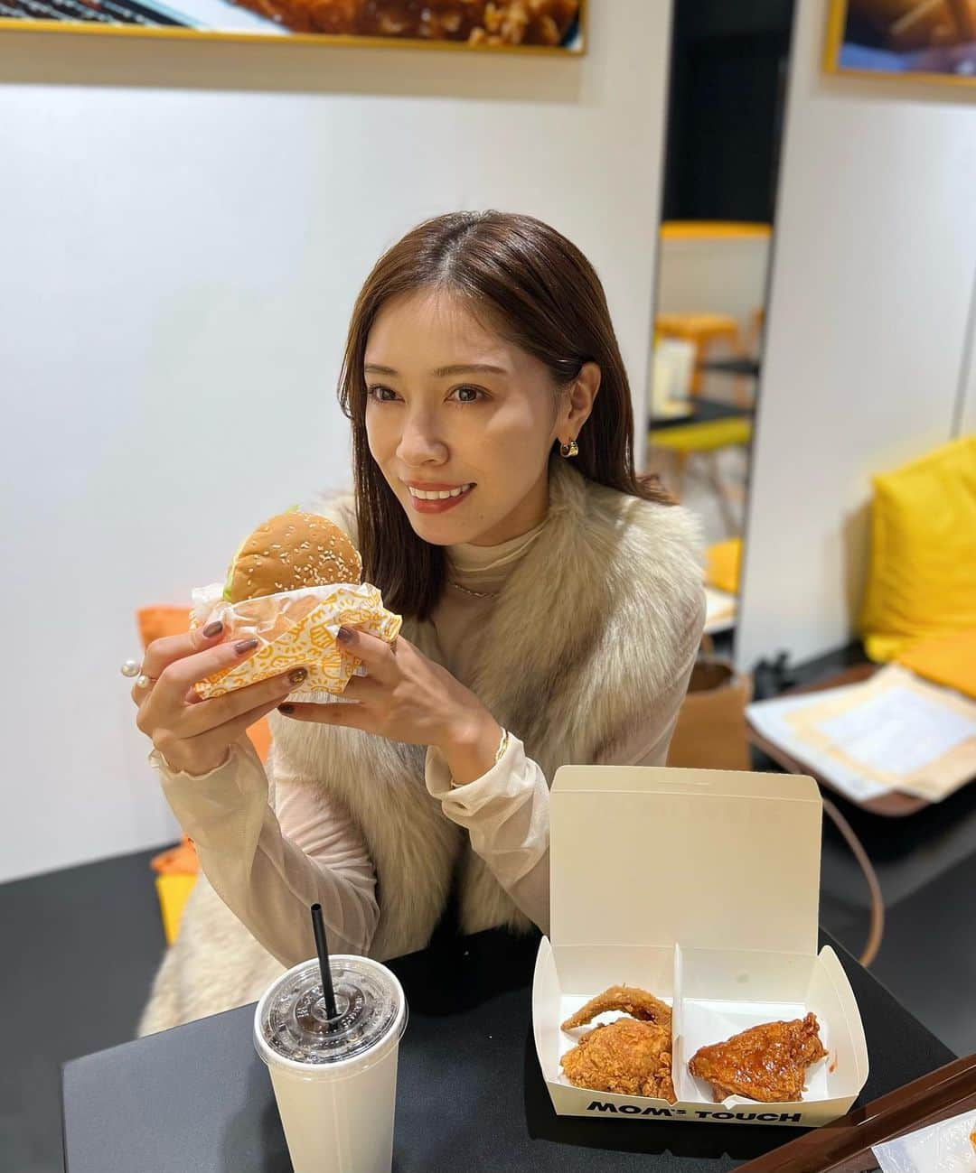 石黒美帆のインスタグラム：「🍔 韓国に1,400店舗展開する No.1バーガー&チキンブランド Mom's Touch @momstouch.jp のPOPUPへ。♡ ⁡ オーダーを取ってから作る スピードよりも品質にこだわったブランド。 ⁡ 人気のサイバーガーは サクサクジューシーなチキンが挟まっていて 堪らなかった🤤♡ 分厚いバーガーだけど結構さくっと食べれちゃう。 ⁡ 骨付きヤンニョムチキンも本当美味しくて‥！ ぜひ食べてみて欲しいです🫶🏻 ⁡ 人気間違えないのでぜひ予約して行ってみて。 マムズタッチPOPUPは10/20-11/9まで！ 渋谷109の目の前です✨ ⁡ ⁡ #MOMSTOUCH #マムズタッチ#ハンバーガー#渋谷グルメ#東京レストラン#ヤンニョムチキン」