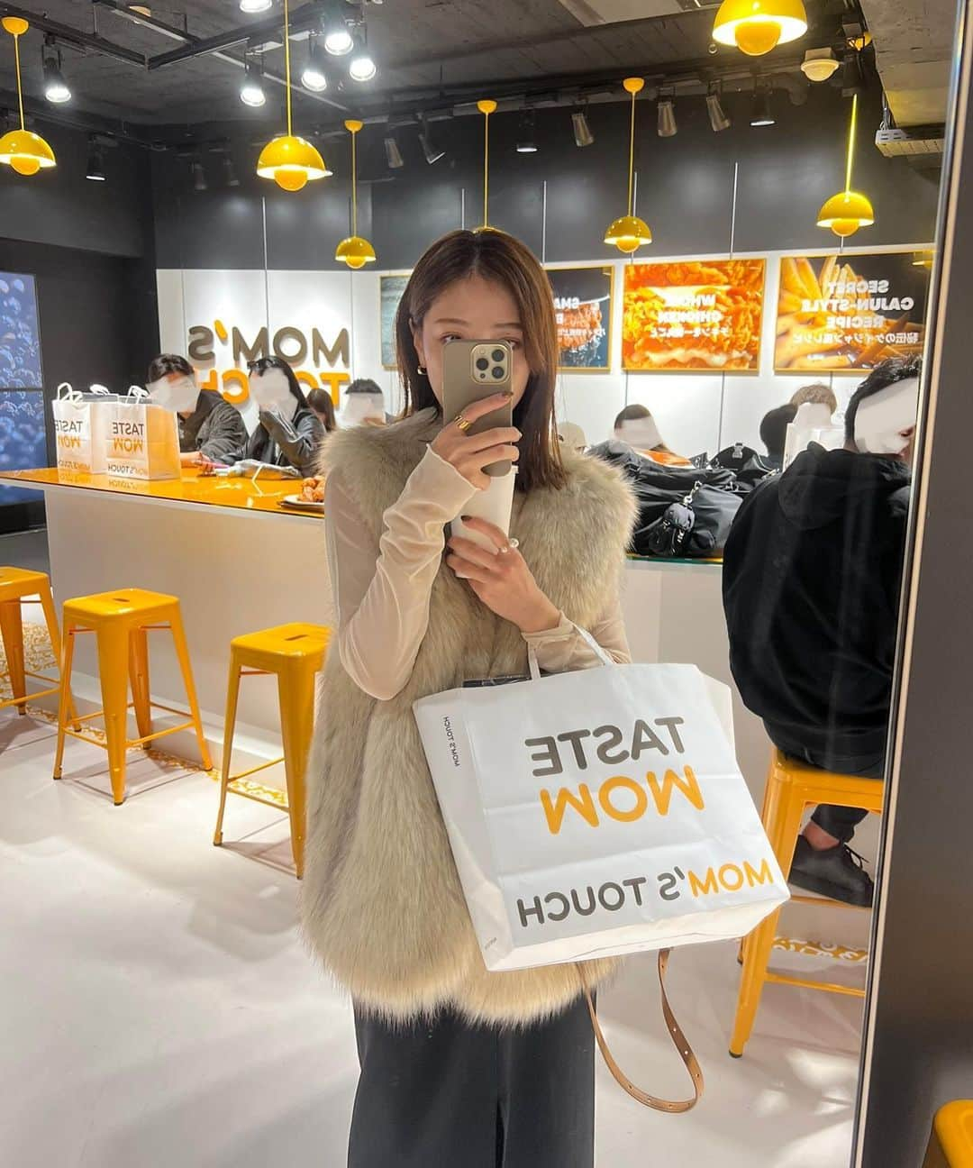 石黒美帆さんのインスタグラム写真 - (石黒美帆Instagram)「🍔 韓国に1,400店舗展開する No.1バーガー&チキンブランド Mom's Touch @momstouch.jp のPOPUPへ。♡ ⁡ オーダーを取ってから作る スピードよりも品質にこだわったブランド。 ⁡ 人気のサイバーガーは サクサクジューシーなチキンが挟まっていて 堪らなかった🤤♡ 分厚いバーガーだけど結構さくっと食べれちゃう。 ⁡ 骨付きヤンニョムチキンも本当美味しくて‥！ ぜひ食べてみて欲しいです🫶🏻 ⁡ 人気間違えないのでぜひ予約して行ってみて。 マムズタッチPOPUPは10/20-11/9まで！ 渋谷109の目の前です✨ ⁡ ⁡ #MOMSTOUCH #マムズタッチ#ハンバーガー#渋谷グルメ#東京レストラン#ヤンニョムチキン」10月19日 20時25分 - miho_ishiguro