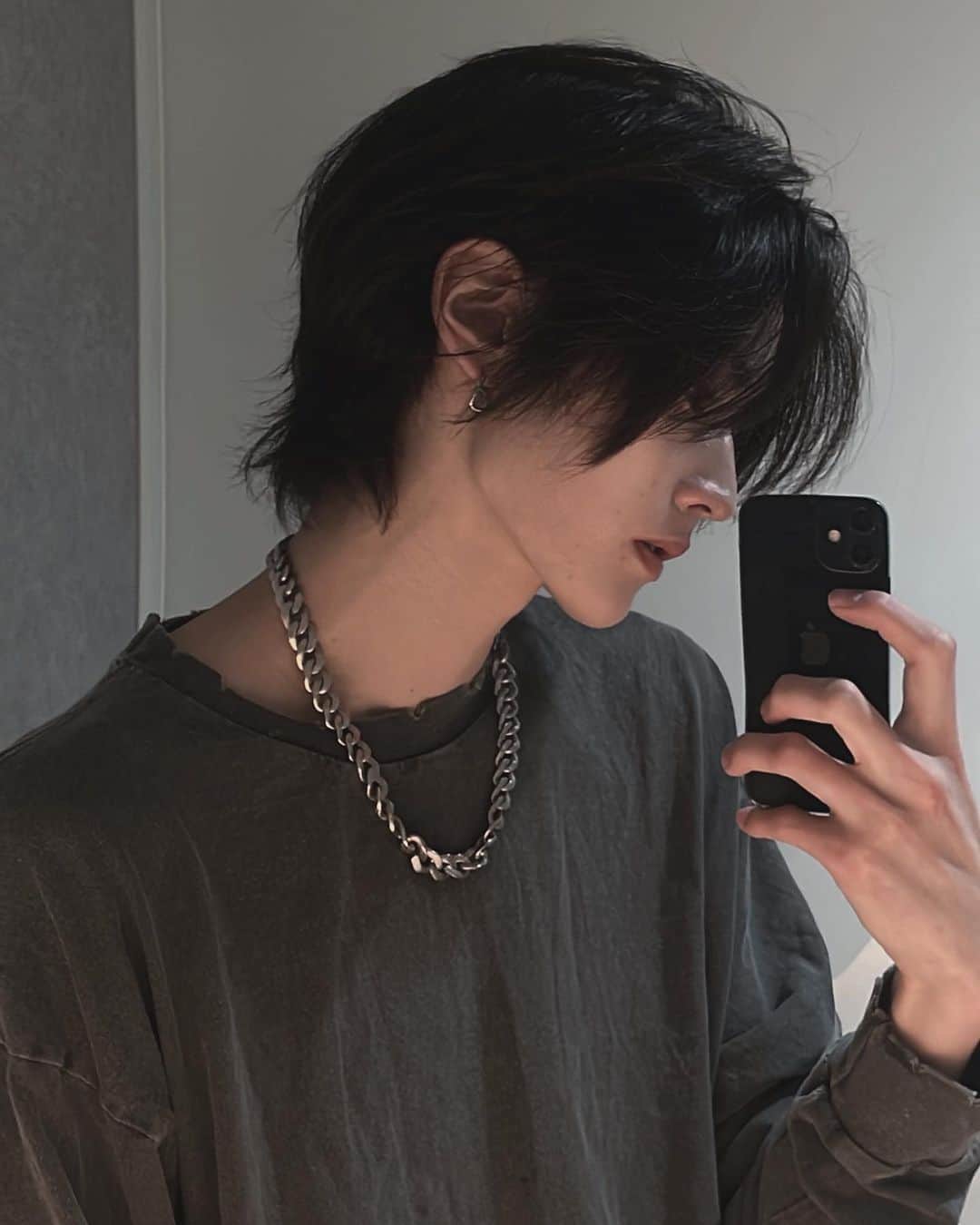 齋藤正太のインスタグラム：「ウルフ  thankyouforyourcomments  #メンズウルフ#パーマ#ブルゾン #メンズパーマ #マッシュ#ウルフ#マッシュウルフ #맞팔#マッシュショート #シースルーバング#スパイラルパーマ #アウター #センターパート#ウルフカット#韓国ヘア #波巻きパーマ #カルマパーマ#menscut#ニュアンスパーマ #ショートウルフ#ハイトーンカラー #ホワイトカラー」
