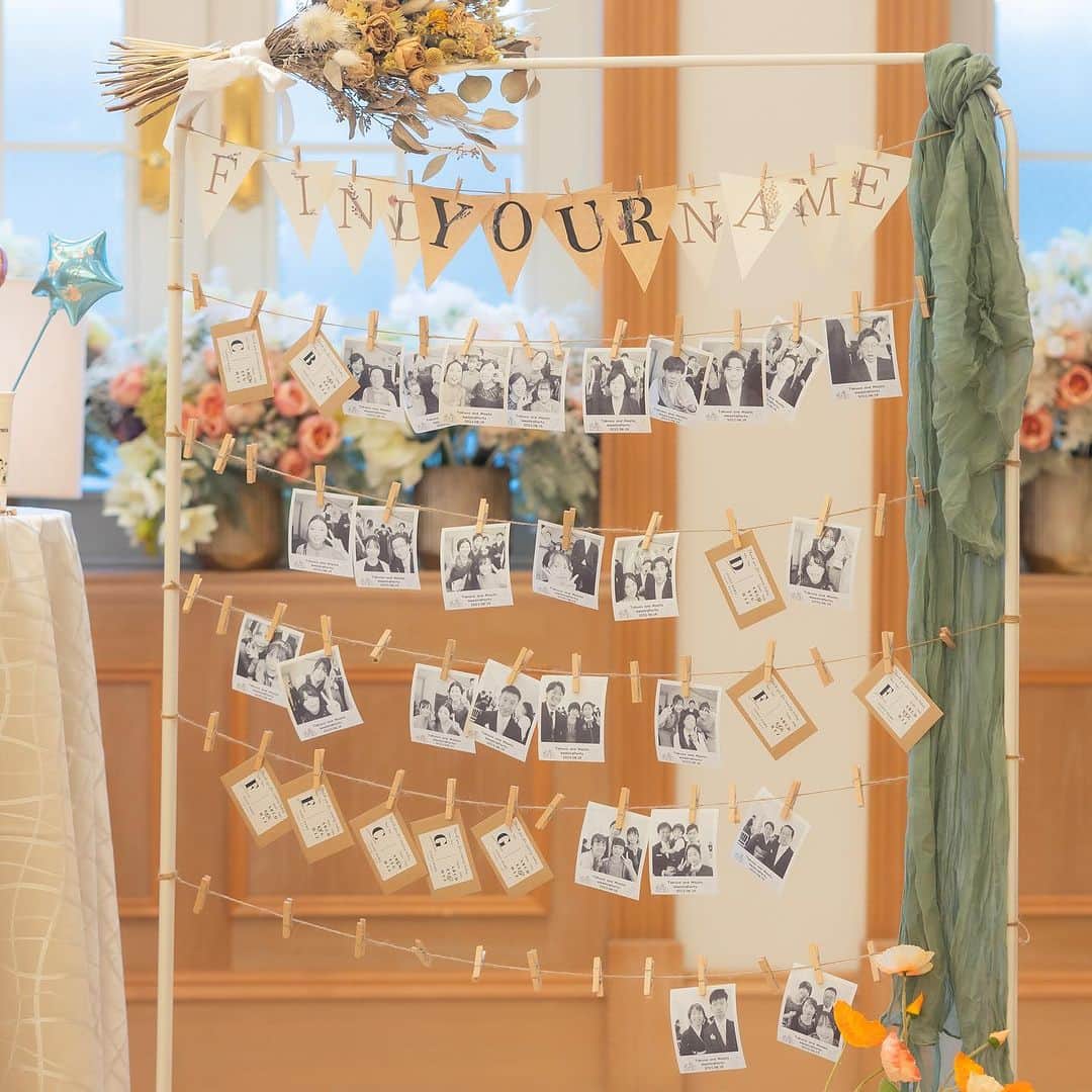 ベストブライダル公式のインスタグラム：「~ 他の投稿はこちらから @bestbridal.jp お洒落bb花嫁さまのウェルカムスペースコレクション~  ゲストをお迎えするウェルカムスペース 手作りでアイテムをご用意されている花嫁さまも 多いのではないでしょうか？  本日は洗練された素敵な空間を作り上げた 先輩花嫁さまの実例をご紹介！  バルーンやお花、フォトパネル etc... 是非皆さんのウェルカムスペース作りの 参考にしてみてくださいね💐  ＊ウェルカムアイテムで取り入れたいものは？＊」