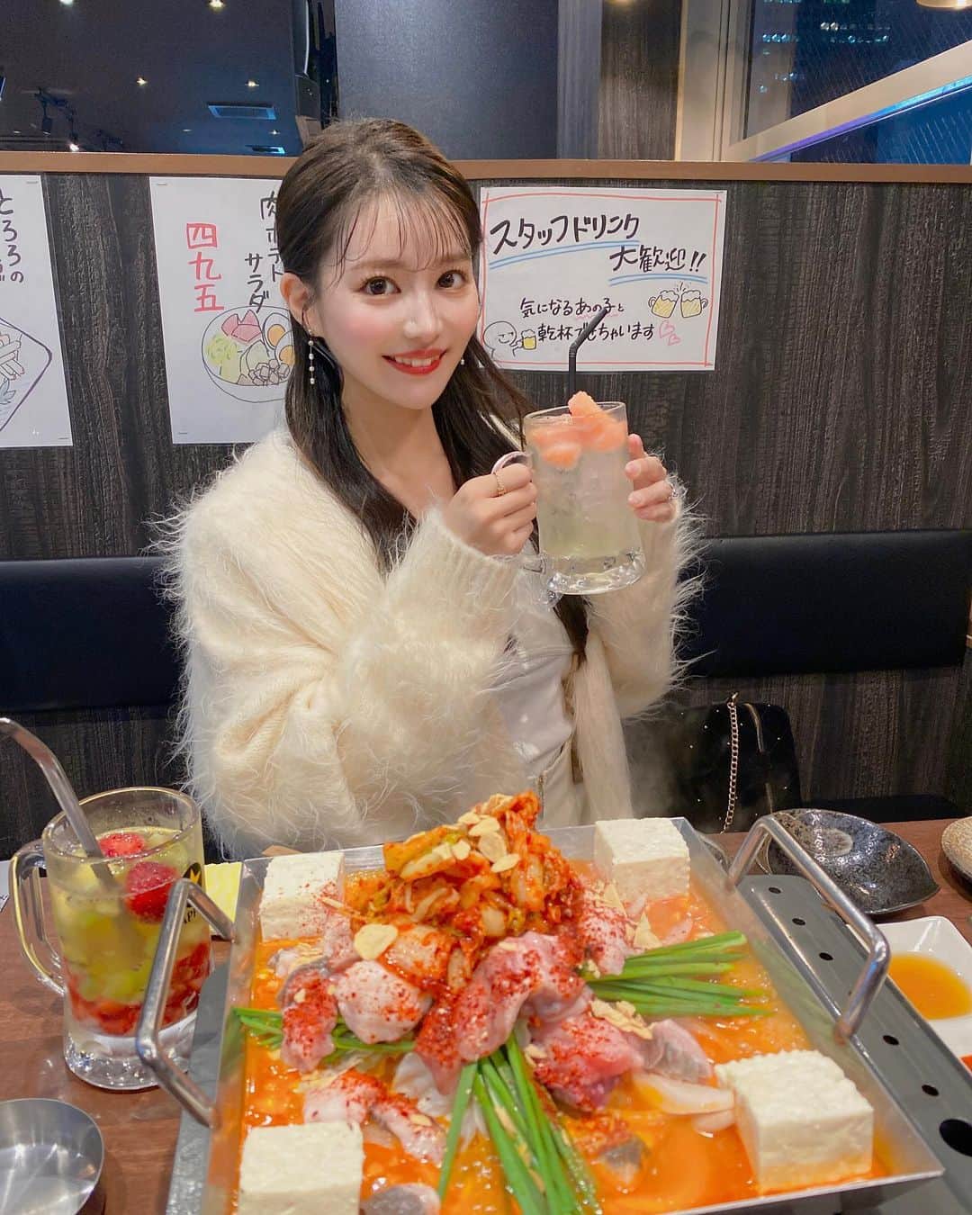yurinaのインスタグラム：「. ちりとり鍋食べに行ってきたよ💓 梅田のど真ん中にある 大衆肉酒場ブラックさん @black_umeda 😋✨  グラスもらって たくさん種類がある シロップと冷凍フルーツを 自分で入れ放題！！！ そして、 卓上サワーでサワーが入れられる 飲み放題が500円から🥹💓💓  お酒の飲めない私は 炭酸水もらって フルーツとシロップ入れたよ🍓💕  卓上サワーやりたくて みんなの分入れさせてもらった🤣💕  それだけでも魅力的やのに お料理が美味しすぎた🤣💕💕  ちりとり鍋と肉刺し、ホルモン焼き、、、😋🤤✨  美味しすぎてまたすぐ行きたい😆💕 美味しいだけじゃなく楽しいお店でした✨✨✨  大衆肉酒場 ブラック 📍大阪府大阪市北区小松原町1-10 梅田パルビル 5F ☎️0643015551 🕒月〜金、日、祝日、祝前日 16:00～翌0:00  #大阪グルメ  #大阪ディナー  #梅田グルメ  #梅田ディナー  #pr」
