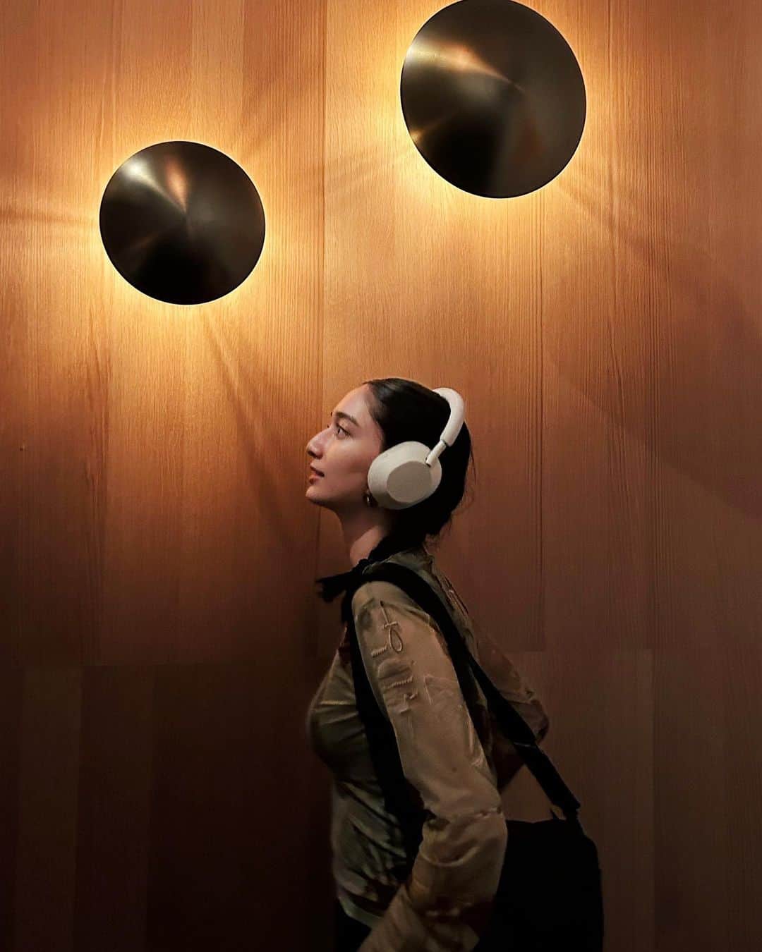 のインスタグラム：「【Sponsored】 ヘッドホンを主役に  柄シアートップスとモノトーン🎧 ノイズを隔てて 目の前のアートを見つめる日  #PR #ソニーのヘッドホン #WH1000XM5 #sony #styles #ootd #sonyheadphones  Sponsored  by Sony Marketing Inc.」
