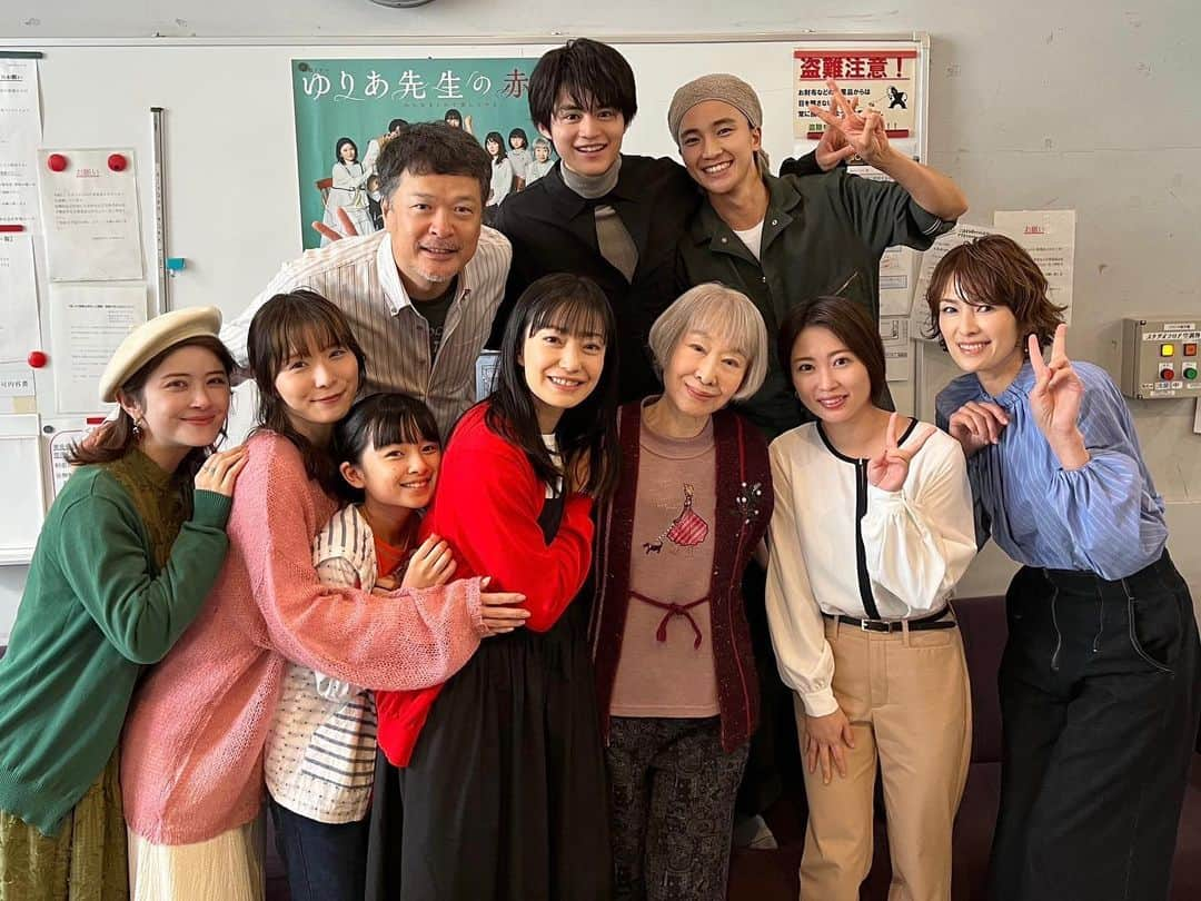 松岡茉優さんのインスタグラム写真 - (松岡茉優Instagram)「ゆりあ先生の赤い糸  テレビ朝日系にて このあと21時からです  あったかくて やさしくて つよくて  ぜひみなさま ゆりあ先生に助けてもらってください。  #ゆりあ先生の赤い糸」10月19日 20時28分 - mayu_matsuoka_koushiki