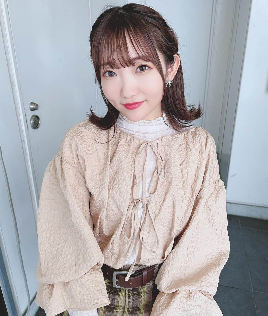 夏川愛実のインスタグラム：「⁡ ⁡ 結局こういう色味になっちゃうよね〜🥹🍂 ⁡ ⁡ #私服#niceclaup#ミニスカート#秋服 #ダークブラウン#暗髪ヘア#外ハネ#外ハネアレンジ #ボブ#ロブ#ショートヘア#ヘアカラー#暗髪カラー #ヘアアレンジ#秋コーデ#淡色女子#淡色コーデ #148cm#f4f#いいね返し#l4l#フォロバ ⁡ ⁡ ⁡ ⁡」