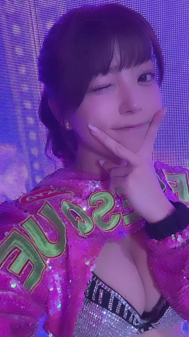 のインスタグラム：「Burlesquetokyo MOMO🗼🇯🇵 動画撮りつつファンサしてるももです！！  最近バーレスクの演目で使われてる浪漫飛行の 夢を見てよどんな時でも 全てはそこからはじまるはずさ って歌詞画本当に胸にひびきすぎて！！ 夢を見たり目標もつことって 時には辛いかもだから覚悟がいるけど 夢を見なきゃなにもはじまらないんだよなあって 今わたしは全力で夢をみてます！！！！ みんなにも夢を見せたいな、！！！！ 人生にわくわくを増やしてあげたい 1人でも多く幸せにしたい！そんな気持ちです🔥」