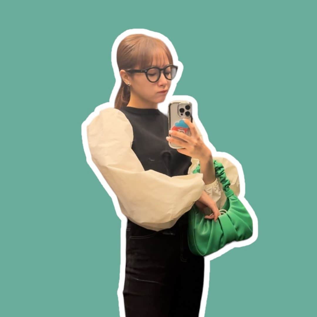 のインスタグラム：「→ 10月27日に発売される「中山莉子の2nd写真集。」の サイン書きに行ってきました~！ ⁡ 皆さんに届くの楽しみだな🫶🏻 ⁡ ⁡ #中山莉子の2nd写真集 #写真集」