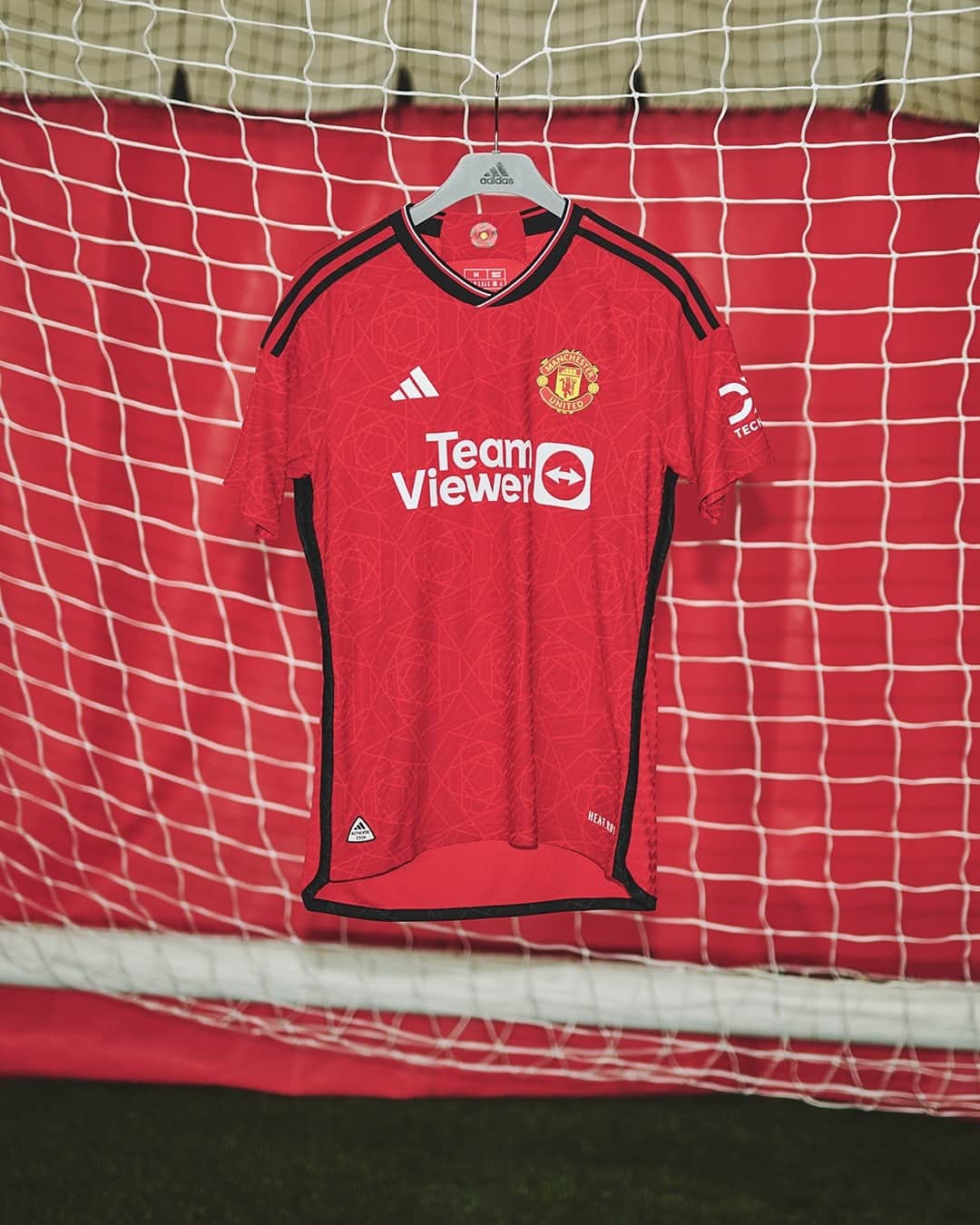 マンチェスター・ユナイテッドさんのインスタグラム写真 - (マンチェスター・ユナイテッドInstagram)「Paint it red 🔴🖌️   Get 25% off our 2023/24 home shirt now on United Direct 📲  #MUFC #ManUtd」10月19日 20時30分 - manchesterunited