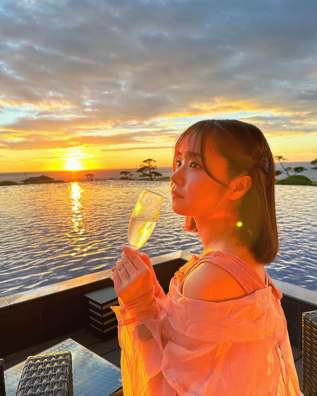 真下華穂のインスタグラム：「ホテル大佐渡にて 人生で1番ではないかなというぐらい綺麗な 夕焼けを見ました🌅 しかも日が落ちる瞬間まで！！   #ホテル大佐渡 #夕焼け #sunset #佐渡 #佐渡島の金山  #佐渡観光応援公式サポーター #ngt48」