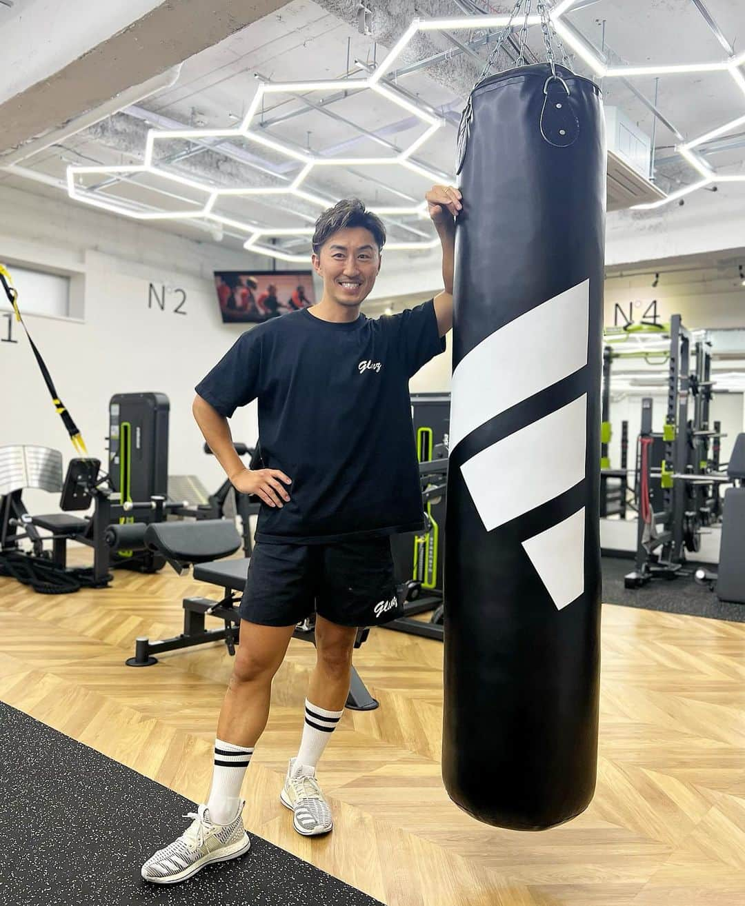 山崎秀晃のインスタグラム：「adidasのイケてるサンドバッグ入荷🥊 良いアイテム、良いメンバー、良い環境で生きる🙆🏻‍♂️ @glanz_machida @ryujinsports  #靴下ペロン」