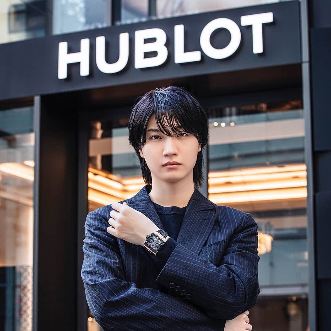桜田通さんのインスタグラム写真 - (桜田通Instagram)「HUBLOT  唯一無二のデザイン、異素材の組み合わせなど独創性に溢れたスイスの時計ブランド『HUBLOT』 世界でも多くのファンが足を運ぶと聞く、ウブロ銀座ブティックへ行ってきました✨  HUBLOTの時計を身につけてまず感じるのはその洗練されたデザインと高級感で、時計を身に付ける本来の意味合いを超えた、アートと自分が一体化するような、特別な存在感を放っていました。  そして文字盤などのディテールや異素材の組み合わせ、それを実現することを可能とした時計業界の常識を超えるHUBLOTの挑戦など、世界中の方に愛されている魅力と、理由の片鱗を知ることができました💎  HUBLOTの時計は単なる腕時計として語るだけではない別次元の存在であり、僕にとってまた一つ憧れの存在に出逢えたような感覚になりました。  今回はHUBLOTのビッグバン ウニコ コレクションなどを試着させていただいたのですが、いつか本当の意味でこのコレクション達とまた出逢える日が来るように、僕自身もこれからも挑戦し続けていこうと思います！✨  @hublot @hublot_japan #Hublot #ウブロ #AD #PR」10月19日 20時33分 - dorisakurada