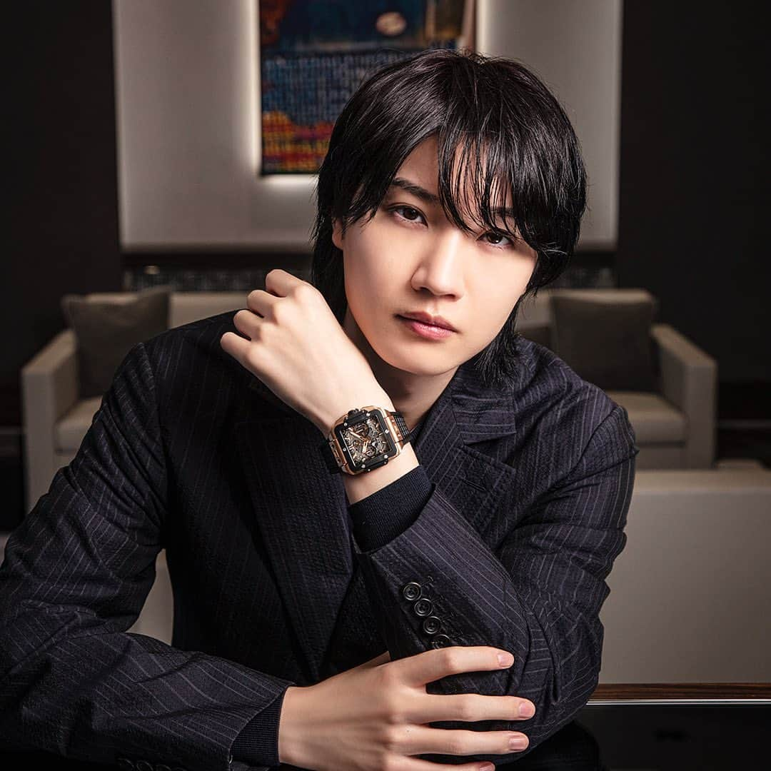 桜田通のインスタグラム：「HUBLOT  唯一無二のデザイン、異素材の組み合わせなど独創性に溢れたスイスの時計ブランド『HUBLOT』 世界でも多くのファンが足を運ぶと聞く、ウブロ銀座ブティックへ行ってきました✨  HUBLOTの時計を身につけてまず感じるのはその洗練されたデザインと高級感で、時計を身に付ける本来の意味合いを超えた、アートと自分が一体化するような、特別な存在感を放っていました。  そして文字盤などのディテールや異素材の組み合わせ、それを実現することを可能とした時計業界の常識を超えるHUBLOTの挑戦など、世界中の方に愛されている魅力と、理由の片鱗を知ることができました💎  HUBLOTの時計は単なる腕時計として語るだけではない別次元の存在であり、僕にとってまた一つ憧れの存在に出逢えたような感覚になりました。  今回はHUBLOTのビッグバン ウニコ コレクションなどを試着させていただいたのですが、いつか本当の意味でこのコレクション達とまた出逢える日が来るように、僕自身もこれからも挑戦し続けていこうと思います！✨  @hublot @hublot_japan #Hublot #ウブロ #AD #PR」