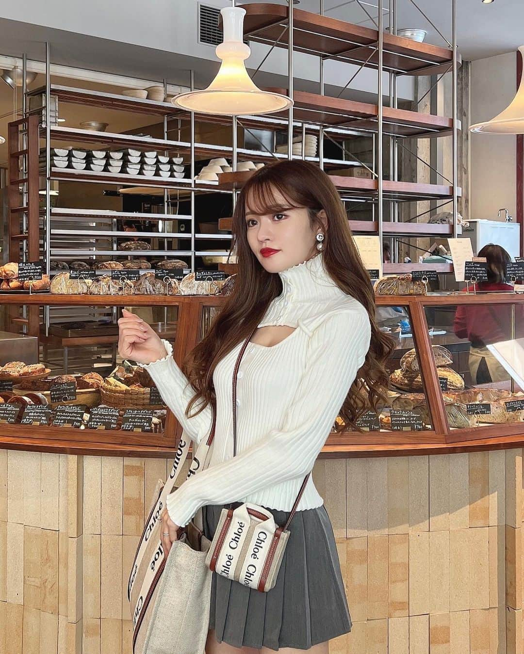 Isakoさんのインスタグラム写真 - (IsakoInstagram)「BANK BAKERY🥐🤎🍂  ずっと行きたかった場所へ。 我ながら可愛すぎる秋コーデで🫶笑  ニット @selectshop.siriusblue  スカート @grl_official  バッグ👜 @chloe   @bank_bakery_tokyo   気になっていたおしゃれスポットに行けて 大満足🤎動画もあるのでリールも載せます☺️🍂  秋服ってほんと可愛いなあ🫶  　 　 #Chloe#パン屋さん#パン屋さん巡り#東京カフェ#日本橋カフェ#茅場町ランチ#茅場町カフェ#ニットコーデ #セレクトショップ#クロエ」10月19日 20時34分 - ichaaako