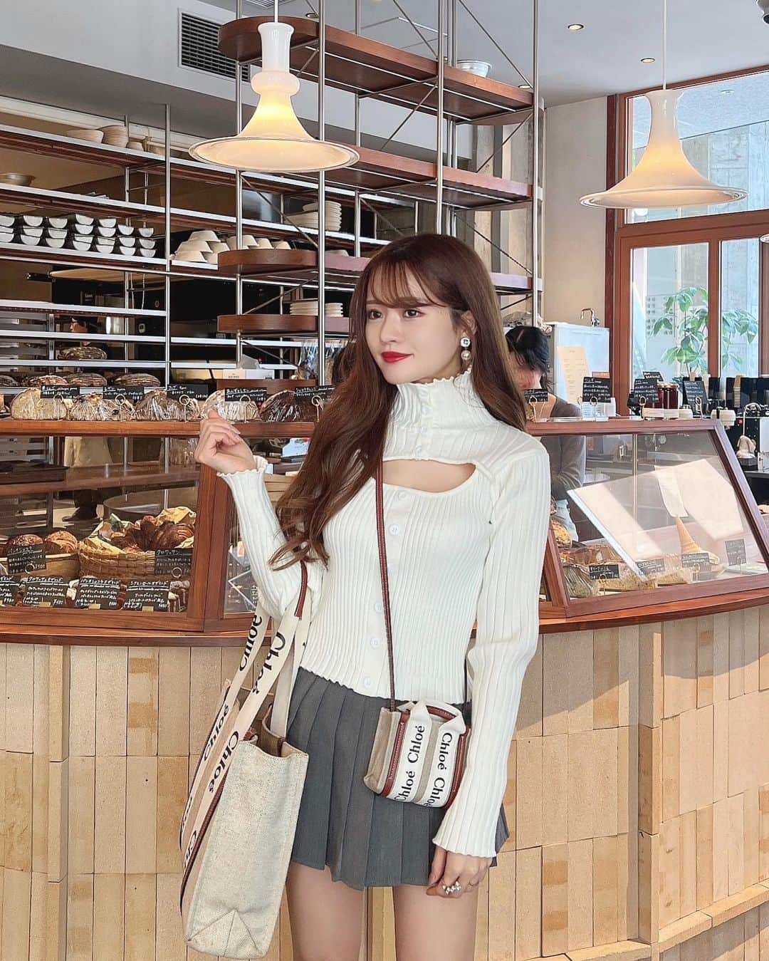 Isakoさんのインスタグラム写真 - (IsakoInstagram)「BANK BAKERY🥐🤎🍂  ずっと行きたかった場所へ。 我ながら可愛すぎる秋コーデで🫶笑  ニット @selectshop.siriusblue  スカート @grl_official  バッグ👜 @chloe   @bank_bakery_tokyo   気になっていたおしゃれスポットに行けて 大満足🤎動画もあるのでリールも載せます☺️🍂  秋服ってほんと可愛いなあ🫶  　 　 #Chloe#パン屋さん#パン屋さん巡り#東京カフェ#日本橋カフェ#茅場町ランチ#茅場町カフェ#ニットコーデ #セレクトショップ#クロエ」10月19日 20時34分 - ichaaako