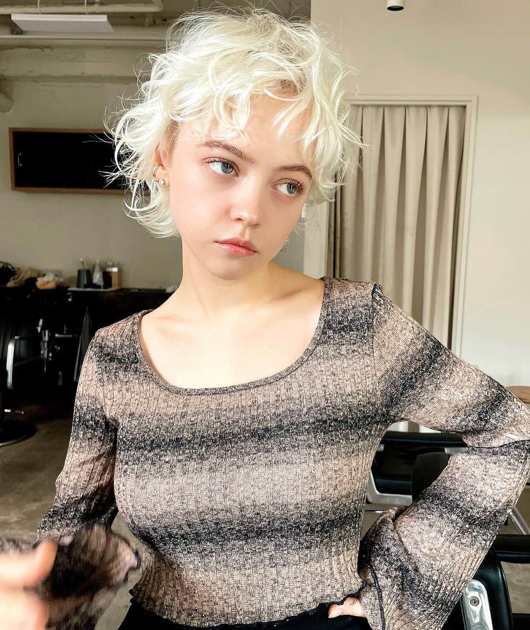 のインスタグラム：「さっきよりもカール強めスタイル🌀 ウルフスタイルはアレンジ幅が多いのでオススメです🤲 ・  #ウルフカット  #ブロンドヘアー  #ブロンド #blondhair #olaplex #balayageartists #ホワイトヘアー #ホワイトベージュ #ケアブリーチ #ハイトーンカラー #bleachhair #ボブスタイル #外国人風ヘアー #グラデーション #バレイヤージュ #gradationcolor #balayage #balayageombre #balayagehighlights #Whitecolor #ブロンドヘアー #抜きっぱなしブリーチ  #ホワイトブロンド #ホワイトブリーチ #外国人風ハイライト」