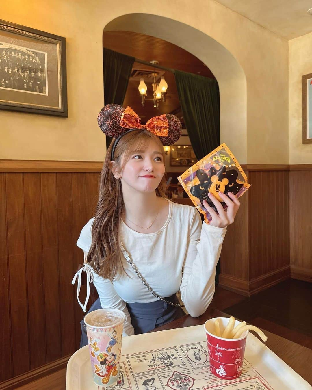 natsumiのインスタグラム：「𝖧𝖺𝗉𝗉𝗒 𝖧𝖺𝗅𝗅𝗈𝗐𝖾𝖾𝗇🎃♡ ㅤㅤㅤㅤㅤㅤㅤㅤㅤㅤㅤㅤㅤ ディズニーシー久しぶりにいてきた ˎˊ˗ ㅤㅤㅤㅤㅤㅤㅤㅤㅤㅤㅤㅤㅤ秋のはじまりもしっかり楽しめててさいこう☺︎ ㅤㅤㅤㅤㅤㅤㅤㅤㅤㅤㅤㅤㅤ 最近ずっと笑ってる👍🏻✨ ㅤㅤㅤㅤㅤㅤㅤㅤㅤㅤㅤㅤㅤ かぼちゃだらけでかわいかった。。 ㅤㅤㅤㅤㅤㅤㅤㅤㅤㅤㅤㅤㅤ ㅤㅤㅤㅤㅤㅤㅤㅤㅤㅤㅤㅤㅤ ㅤㅤㅤㅤㅤㅤㅤㅤㅤㅤㅤㅤㅤ #tokyodisneysea #東京ディズニーシー #ディズニー #ハロウィンディズニー #ハロウィンコスプレ #ootd #code #秋服コーデ」