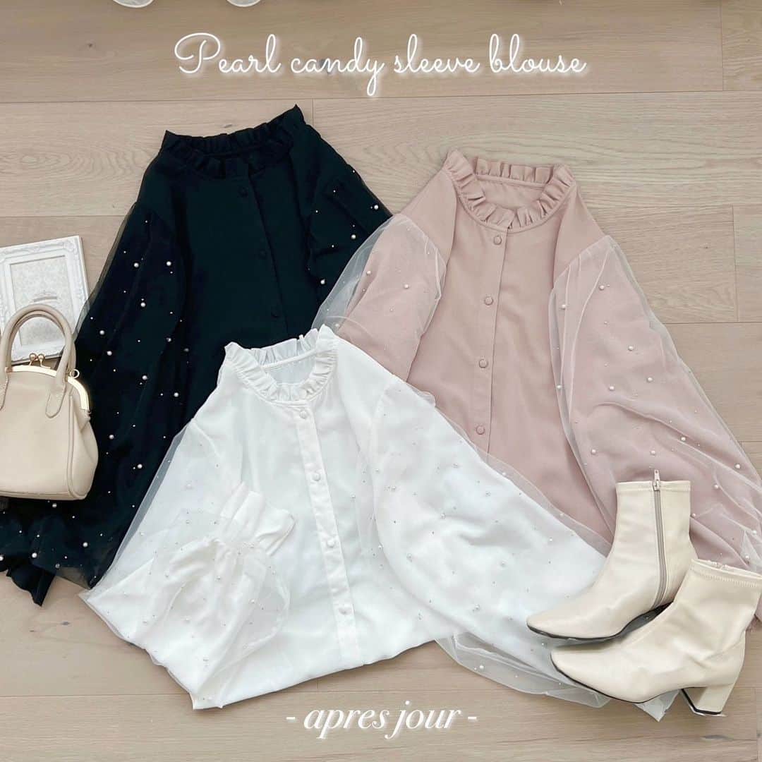 apres jour(アプレジュール) のインスタグラム：「【new arrival🎀】10/19(thu) 21:00〜 ⁡ ◆パールのキャンディースリーブが可愛い、主役級ブラウス♡ ⁡ お袖にたっぷりとパールをちりばめた、1枚で主役級のブラウスとなっております。 キャンディースリーブで袖口まで可愛らしく♡ 襟元にもフリルをあしらい、細部までこだわりを詰め込んだブラウスです。 前開きのデザインなので羽織としても着用ができ、 上からカーディガンやニットを重ねて、フリルネックを覗かせても可愛いです♪ ⁡ #パールキャンディースリーブブラウス 商品番号🔎986258 サイズ…F/XL ¥3,595(taxin) ⁡ ⁡ こちらの画像はインスタ用に加工しておりますので、カラーの雰囲気が実際の商品と異なる場合がございます。 商品ページにてカラーのご確認をお願い致します。 ⁡ #ZOZOでしか買えない #アプレジュール #アプレ部」