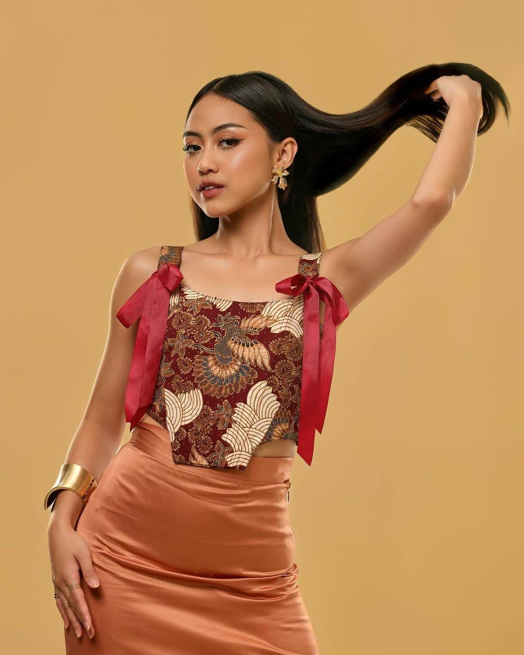 フランシスカ・サラスワティ・プスパ・デウィのインスタグラム：「Wonder (Javanese) Woman ✨👸🏼 - Photo : @dhanihaditya  Hair : @dianasap9  Make up by me」