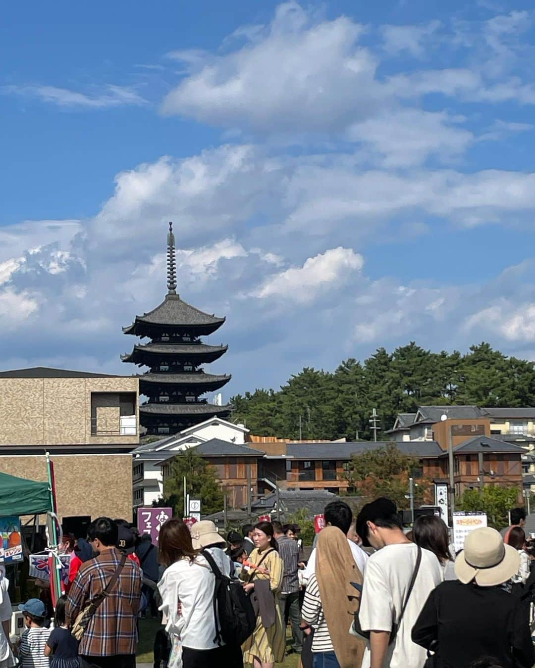 久保りささんのインスタグラム写真 - (久保りさInstagram)「📍Nara 🦌🦌🦌  親子三世代で奈良へ (主張の強い女子3人🫠)  念願叶い、やっとやっと お酒の神様に挨拶できました🍶  Uniqlo Uのブラッシュドジャージーシリーズの形が良すぎて、セットアップと、トップスは色違いで3色も買ってしまいました😅  あと街中でふっと目線を上げると当たり前のようにある五重の塔とか、ホテルの敷地内にもいる鹿さんとか、改めて非日常が日常の特別な街だなぁと🦌  そして東大寺にいた沢ガニを、一瞬でも美味しそうと思ってしまった自分が恥ずかしいです🫠🦀  #奈良 #nara」10月19日 20時37分 - lissa_kubo