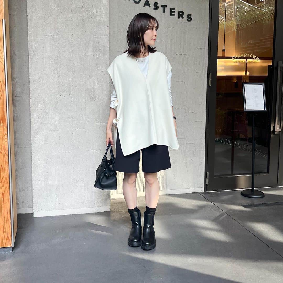 n.etsuuのインスタグラム：「2023.10.18  \今日のコーデ/  Tshirt▸#andme gilet▸#heve pants▸#maisondeDolce boots▸#gu bag▸#therow  先月からずっと楽しみにしていた @yuukii.i  @_miki0124_  とのランチ♡  いつも綺麗な2人が目の前に😳💕  楽しくって、 あっという間だったなぁ〜🥹🤍  #gu#gu購入品#ジーユー #ママコーデ#骨格ストレート#アラフォーコーデ#高身長コーデ」