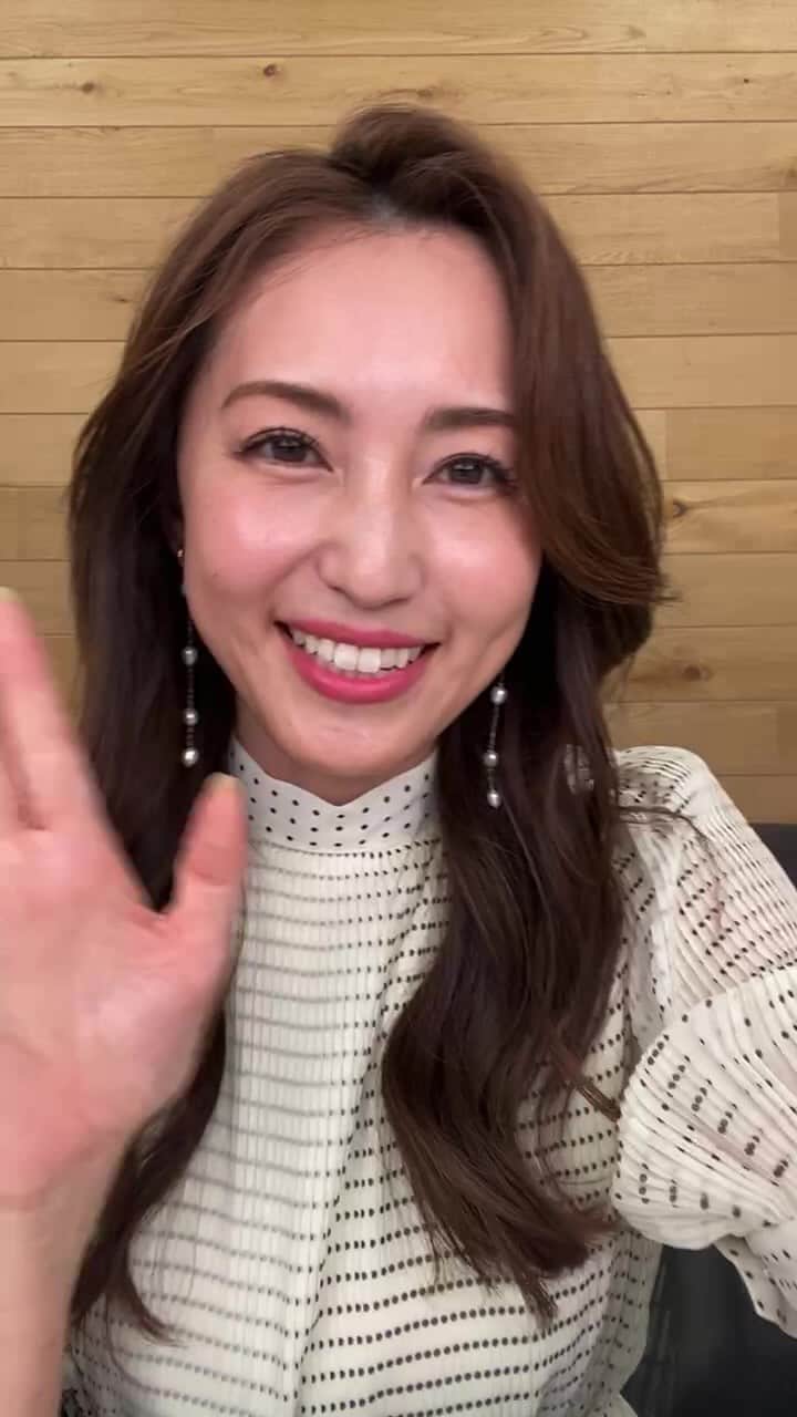 有村実樹のインスタグラム：「#PR #ドモホルンリンクル #再春館製薬所   みんなが思っているドモホルンリンクルのイメージは？ 実際に使ってみた感想は？ 美肌のために何より大切な先回りケアとは？  みんなが知っているドモホルンリンクル、だけど使ったことがない人からしたら、よくわからないこともおおいかも。  ということで、ライブ配信で丁寧に解説しています。  私が大切にしているスキンケア理論にリンクする要素がたくさんで、今回を機に、さらに大好きになりました🥰  オススメしたいのは基本4点。 ＊保湿液 ＊美活肌エキス［医薬部外品］ ＊クリーム20［医薬部外品］ ＊保護乳液  ライン使いが印象的ですが、実は化粧水→美容液→クリーム→乳液と意外とシンプルケア。  肌に馴染んだタイミングがわかりやすいテクスチャーだからステップが簡単に感じられるし、蓋がされているのを感じられるしっとり感で大人肌を包み込んでくれます。  ベストバイはクリーム20！ 動画内でも激推ししてるのでチェックしてね😊  以下、 ライブでお話ししていたキャンペーンの詳細です。   ＼インスタライブ視聴の方限定キャンペーン✨／ ＝＝＝＝＝＝＝＝＝＝＝＝＝＝＝＝＝＝＝＝＝＝ ■プレゼント内容 ・「うるおいオイルミスト復活草」 1本 ・「ドモホルンリンクル基本4点セット（約1日分）)」 保湿液 美活肌エキス【医薬部外品】 クリーム20【医薬部外品】 保護乳液 1日分(各2包ずつ)のサンプル セットで10名様へプレゼント✨   ■応募条件 ライブ配信後、私のストーリーズ、もしくはドモホルンリンクル公式アカウント（@domohorn_wrinkle）のストーリーズのURLからお申し込みください。 24時間終了後はドモホルンリンクルアカウントのハイライトから申し込めます。   ■応募期間 2023年10月25日（水）お申し込み受付分まで   ■当選のご連絡について 当選された方にのみ、応募フォームにご入力いただいたメールアドレスへ再春館製薬所より11月中旬までにご連絡させていただきます。 ※キャンペーン期間中に当選連絡をすることはありませんので、ご注意くださいませ。  #スキンケア #エイジングケア #美容 #美容好きな人と繋がりたい #メイク #コスメ #コスメ好きさんと繋がりたい #美容研究家 #有村実樹 #インスタライブ #プレゼント #キャンペーン」