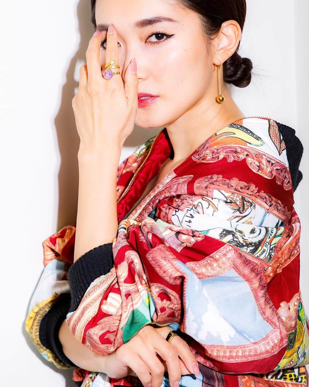 大澤有紗のインスタグラム：「in my favorite jacket🖼️🧡 looks like kimono👘  #jacket #kimonojacket #kimono #ma1 #ブルゾン #派手ブルゾン #柄ブルゾン #moschino #vintagestyle #vintagemoschino   photo by @shumpeidanno  hair&make up @matsuda1212」