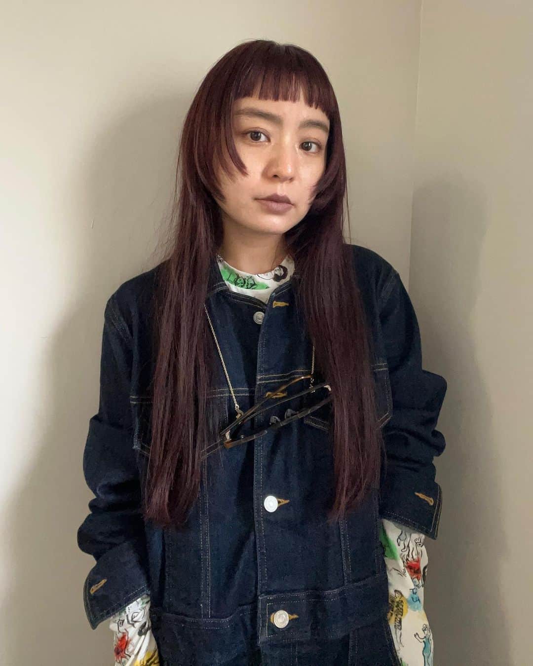 Mio Nagaiのインスタグラム：「. 髪の毛さらっさらにしてくれてありがとう🫶 オン眉具合もしっくり。 このカラーも気に入りすぎてリピートしちゃった〜」