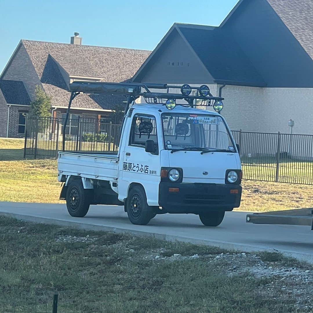 スティーブのインスタグラム：「Broken, sad and lonely little Subaru Sambar  残念ながらサンバーとうふ君が治ってない　泣　I will be #keiless on the @ntxkei rally but still looking forward. #keipride  see you this weekend!!」