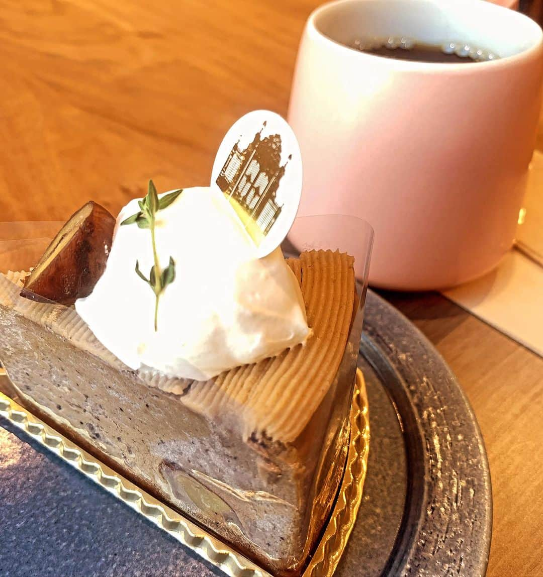 栗原由佳のインスタグラム：「#栗 #ほうじ茶 #あんこ #チーズケーキ   #初めての #組み合わせ  #美味しかったです  #また食べたくなる味   #cavedocci  #迎賓館 #赤坂 #四谷 #カフェ  #ランチ」