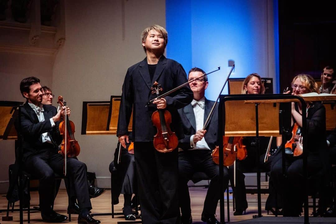 三浦文彰（ヴァイオリニスト）のインスタグラム：「It always feels so nice and special to make music together with @royalphilorchestra 👍 It was fun last night!」