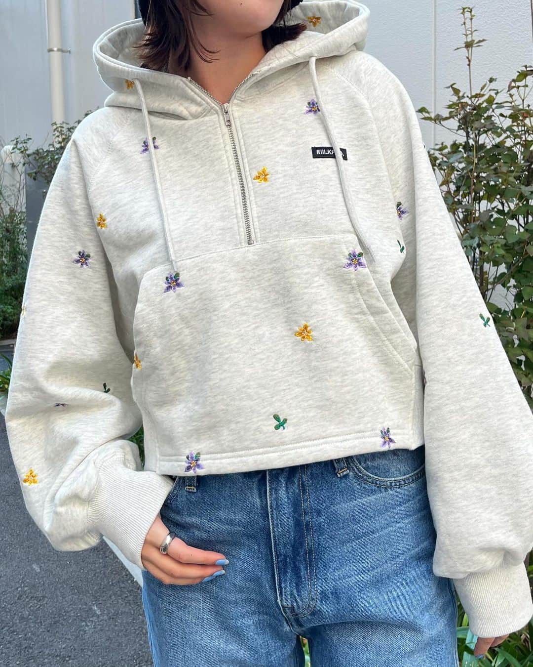 MILKFED.のインスタグラム：「【RECOMMEND ITEM】 ⁡ ☑︎ EMBROIDERED FLOWER SWEAT HOODIE ¥14,300 カラー:OATMEAL,BLACK,LtBLUE サイズ:ONESIZE ⁡ ⁡ ⁡ #milkfed #milkfedjp #ミルクフェド #カジュアルコーデ #大人カジュアル #カジュアルコーデ大人可愛い #新作 #秋服コーデ #秋コーデ #秋カラー #秋アイテム #スウェット #カラースウェット #パーカーコーデ #パーカー女子 #パーカーコーディネート #刺繍スウェット #花柄 #花柄スウェット #ガーリースウェット #おしゃれスウェット #ショート丈 #大人ガーリー #大人ガーリーコーデ #カジュアルガーリー #カジュアルガーリーコーデ #きれいめカジュアル #きれいめカジュアルコーデ #ハーフジップ #ハーフジップコーデ」