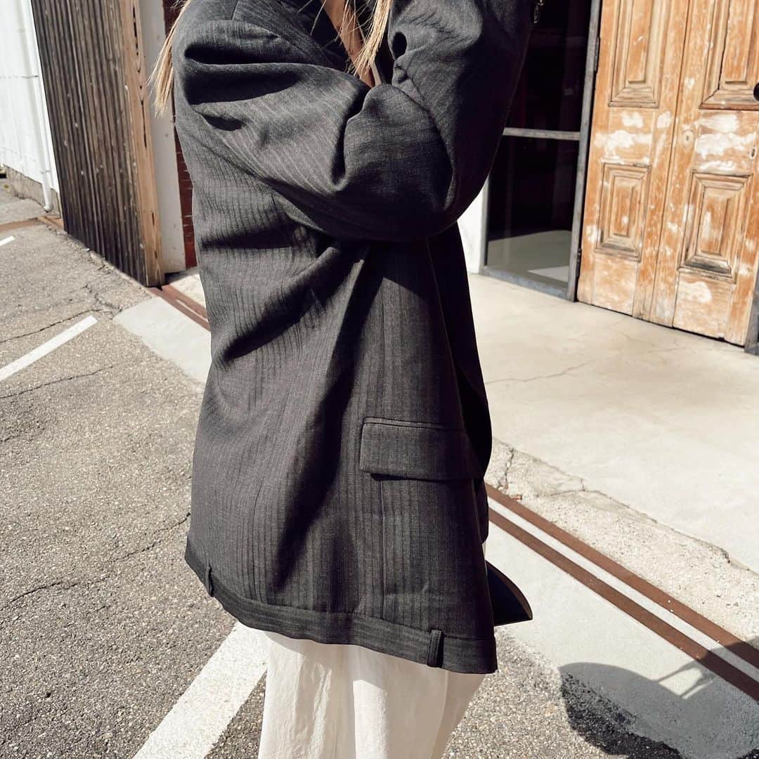 Love_Lifeのインスタグラム：「コレクションでも沢山目にしたメンズライクでオーバーサイズなジャケット  今年っぽいものを新たにを新調したくて色んなお店を見て回ったけどサイズ感、デザイン、素材、価格 納得する物に出会えなくてまさかのFLÉNセレクトで出会ってしまった、、  お気に入りにのオールインワンにあわせてユルズルに  チャコールとアイボリーの合わせも絶妙なバランスで可愛かったな🤍  @flen_official  #FLÉN #フレン」