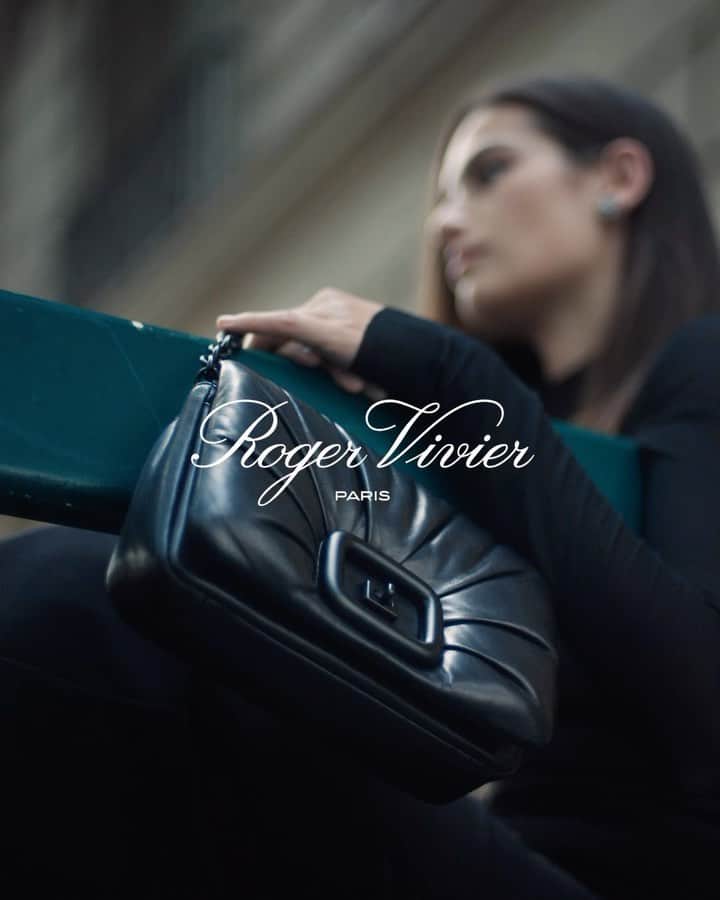ロジェ・ヴィヴィエのインスタグラム：「@AlmaJodorowsky makes a bold impact in her Wallaviv strass buckle loafers on a bright Parisian afternoon, carrying the Viv’ Choc bag in monochromatic black.    #VivChocBag #RogerVivier  #RogerVivierFW23 #GherardoFelloni」