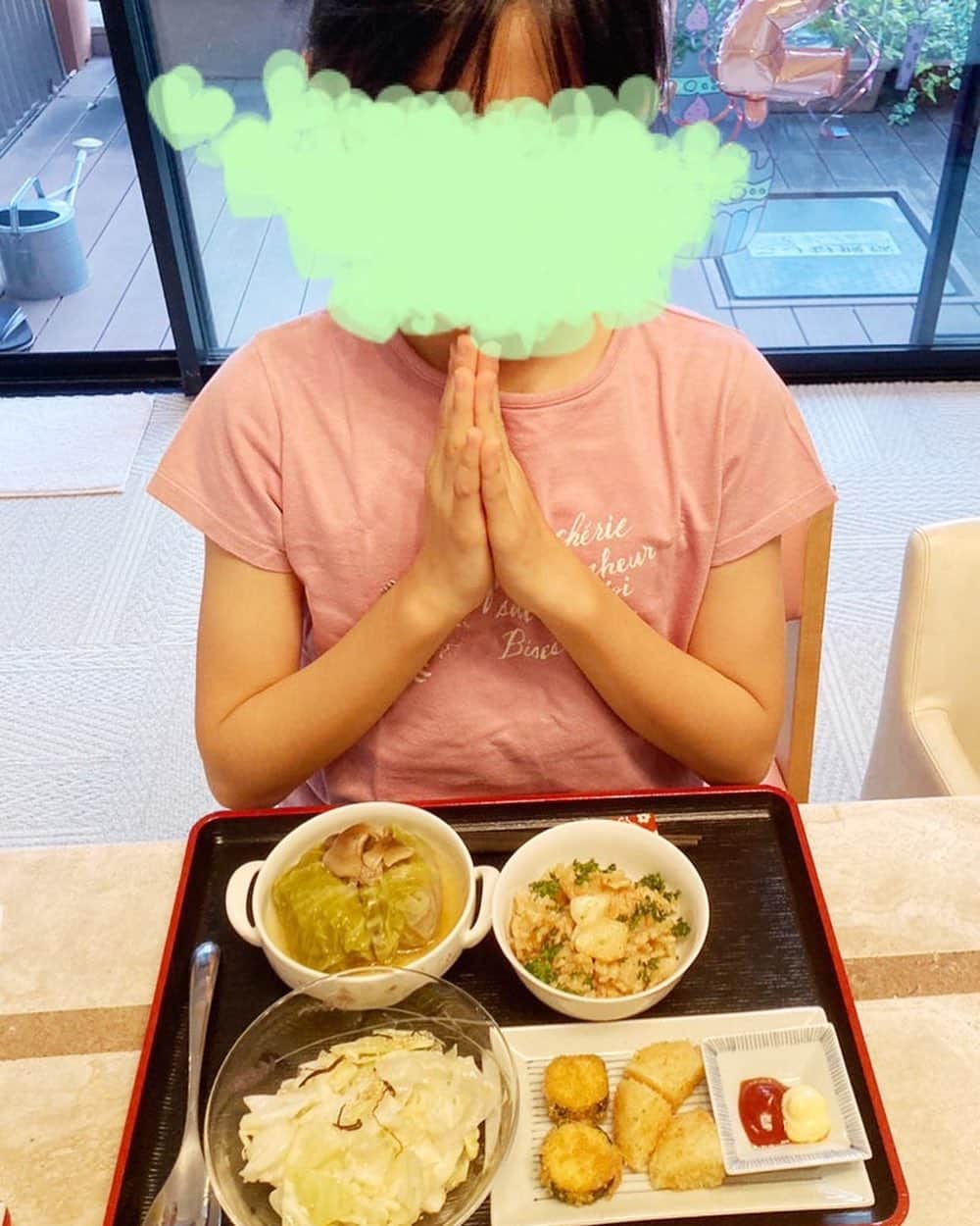 市川海老蔵 （11代目）のインスタグラム：「* Reika having dinner I fell asleep… I ordered Uber Eats again‼️ I just can’t move around today… haha🤣  麗禾晩御飯 私寝てました、、  私また ウーバーイーツ頼みました‼️  今日はなんか 動けない、、  あはは🤣  #市川團十郎白猿 #市川海老蔵 #海老蔵  #市川新之助 #成田屋 #歌舞伎 #成長記録 #子育てぐらむ #子供のいる暮らし #子どものいる暮らし #子育て日記 #三千世界 #children #childphotography #daughter #son #ABKAI #ABMORI #ebizoichikawa #ebizo #kabuki #thunderparty #theater #theaterarts #actor #japan #classic」